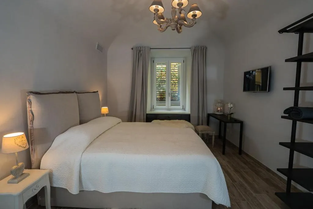 Bed in Laura Family Apartments