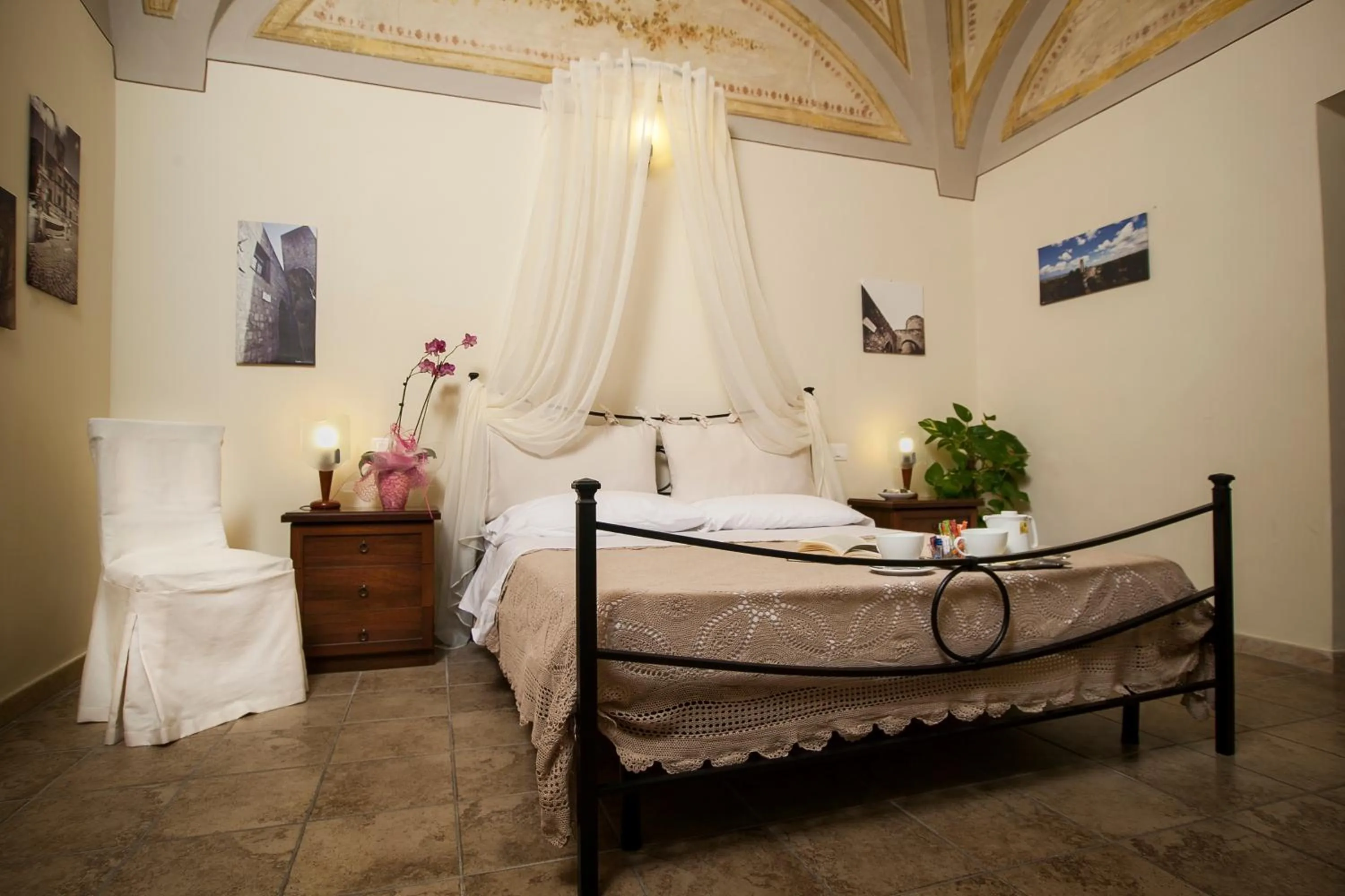 Decorative detail, Bed in Camere Del Re