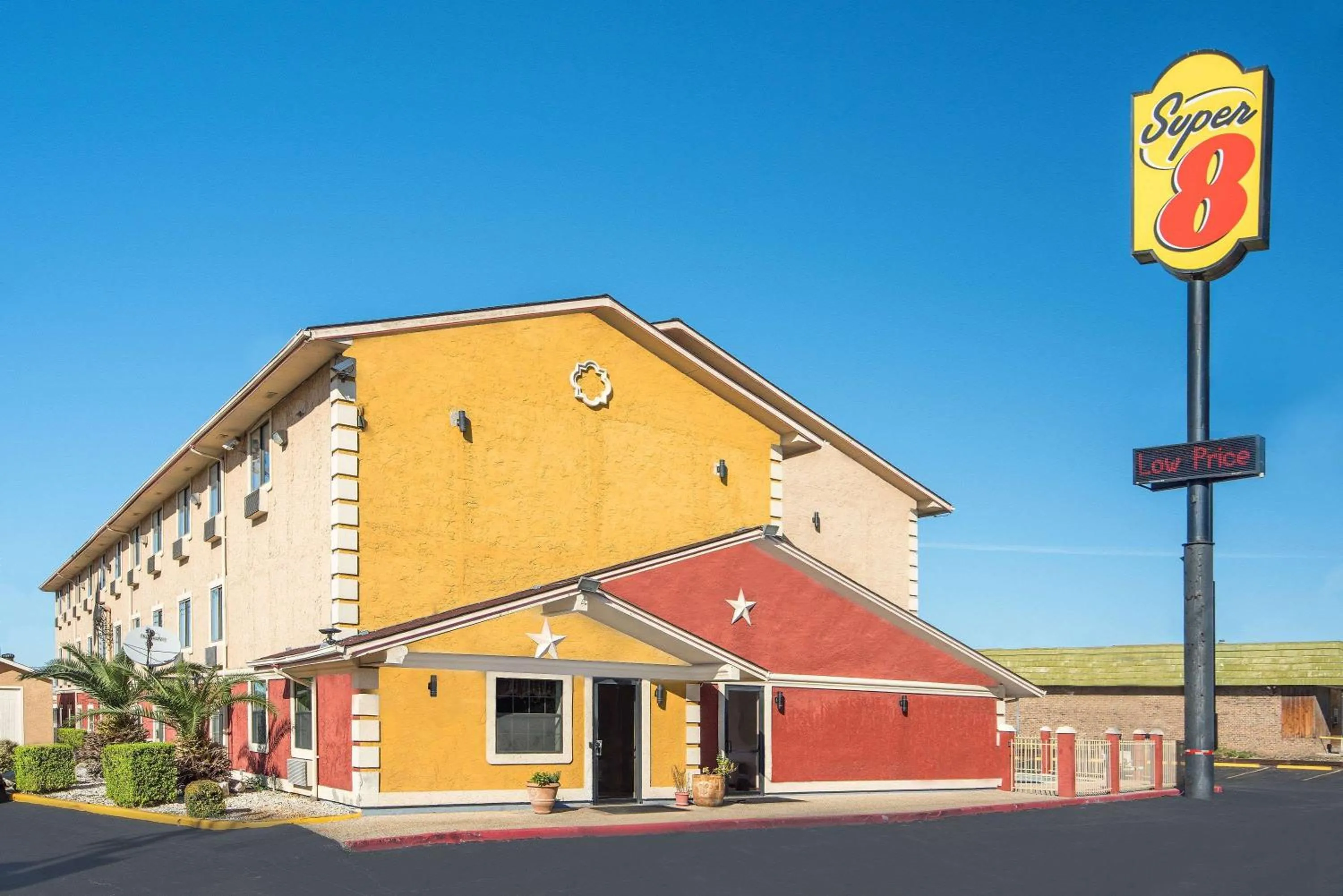 Property building in Super 8 by Wyndham San Antonio/I-35 North