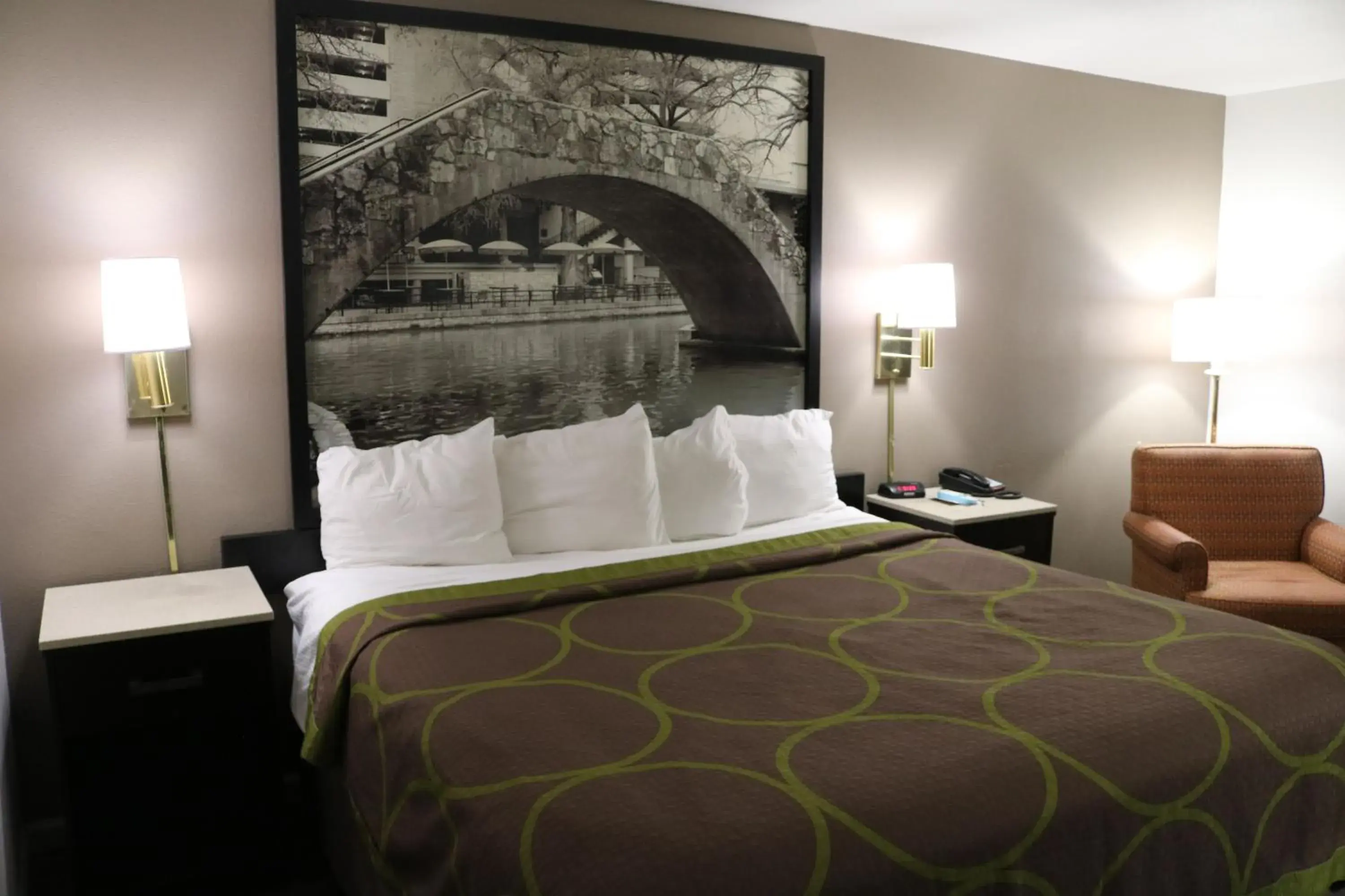 King Room with Bath Tub - Mobility/Hearing Accessible - Non-Smoking in Super 8 by Wyndham San Antonio/I-35 North King Room with Bath Tub - Mobility/Hearing Accessible - Non-Smoking in Super 8 by Wyndham San Antonio/I-35 North