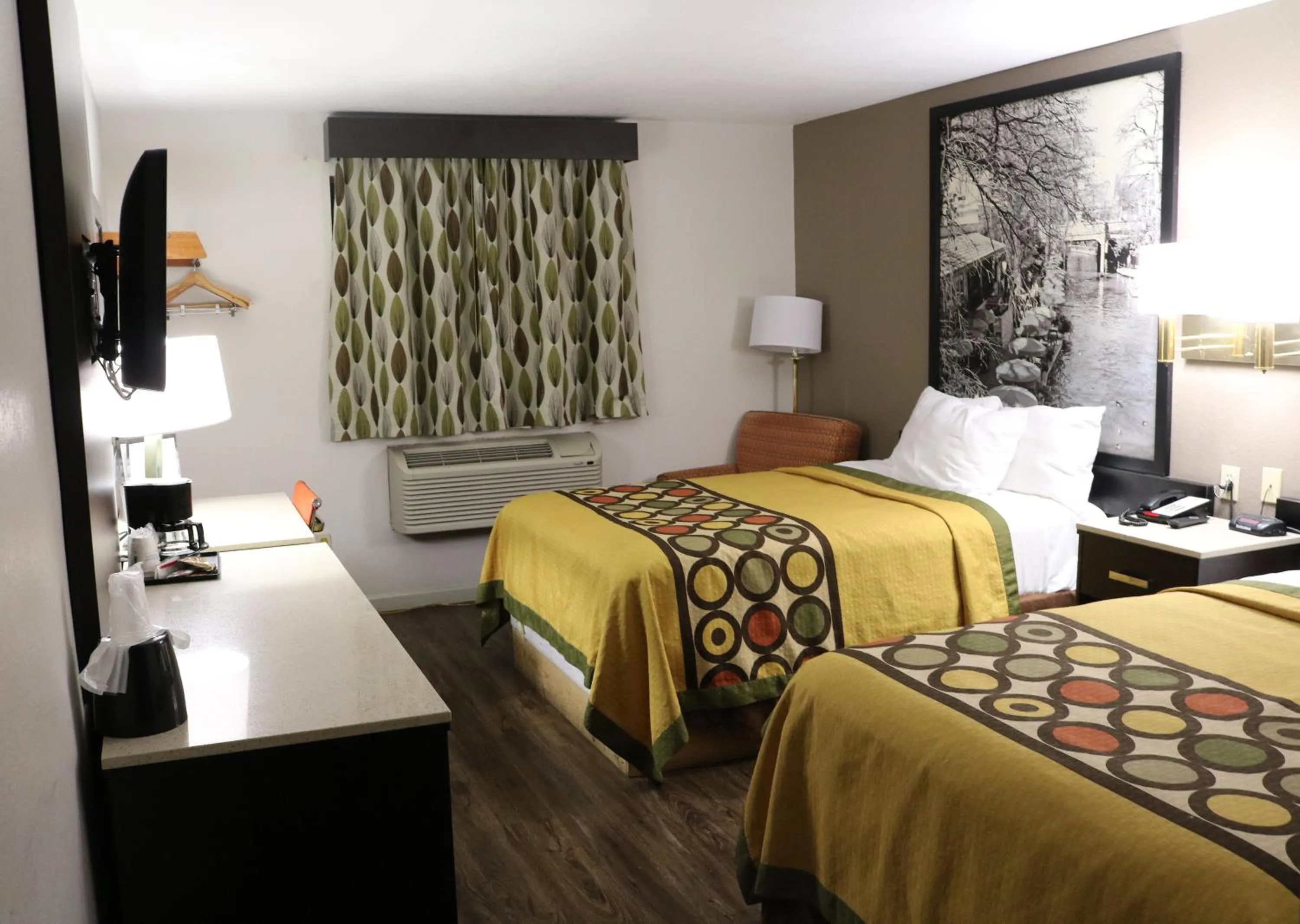 Photo of the whole room, Bed in Super 8 by Wyndham San Antonio/I-35 North