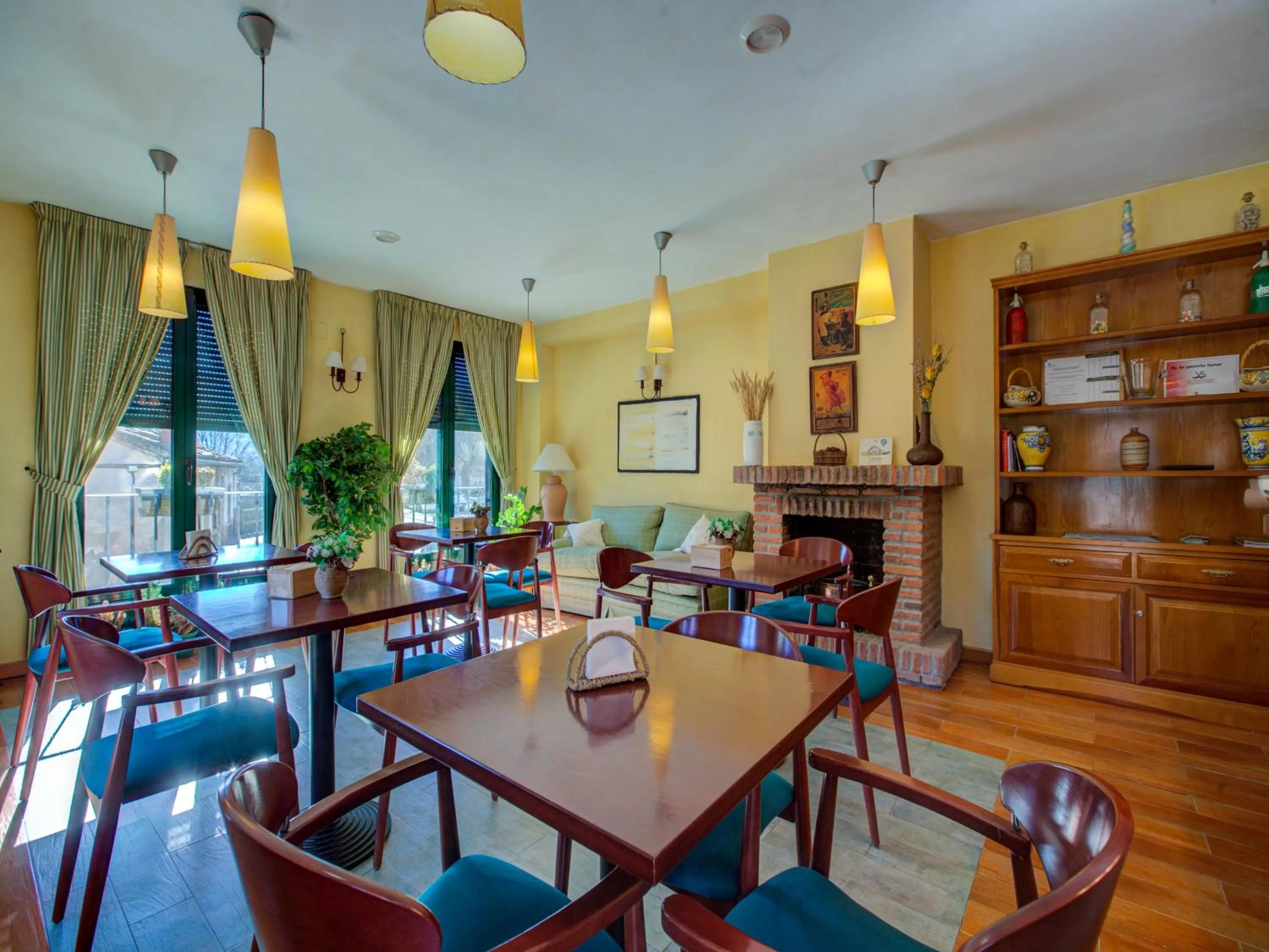 Restaurant/places to eat in Casa Rural La Chata by Vivere Stays