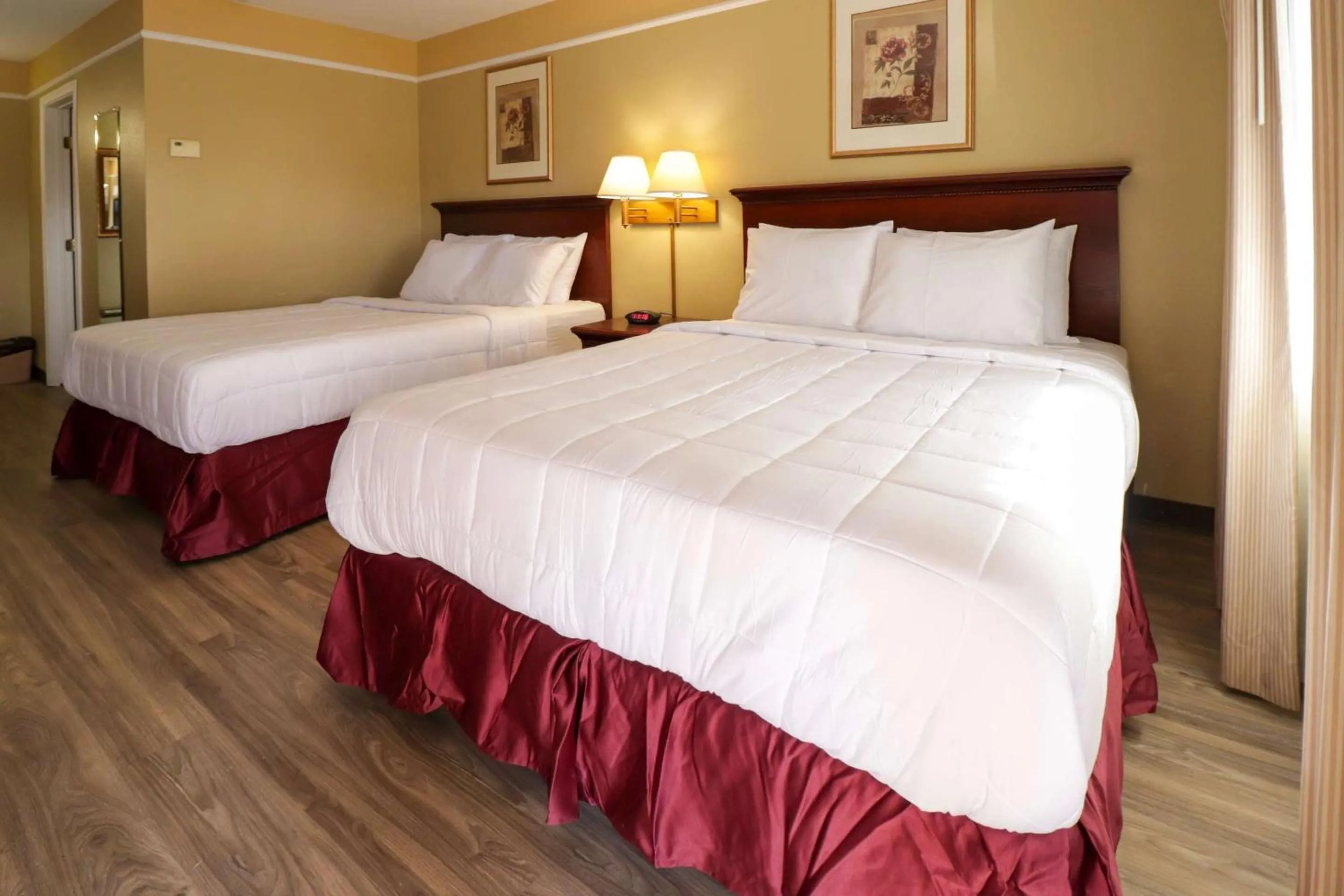 Bedroom, Bed in Econo Lodge