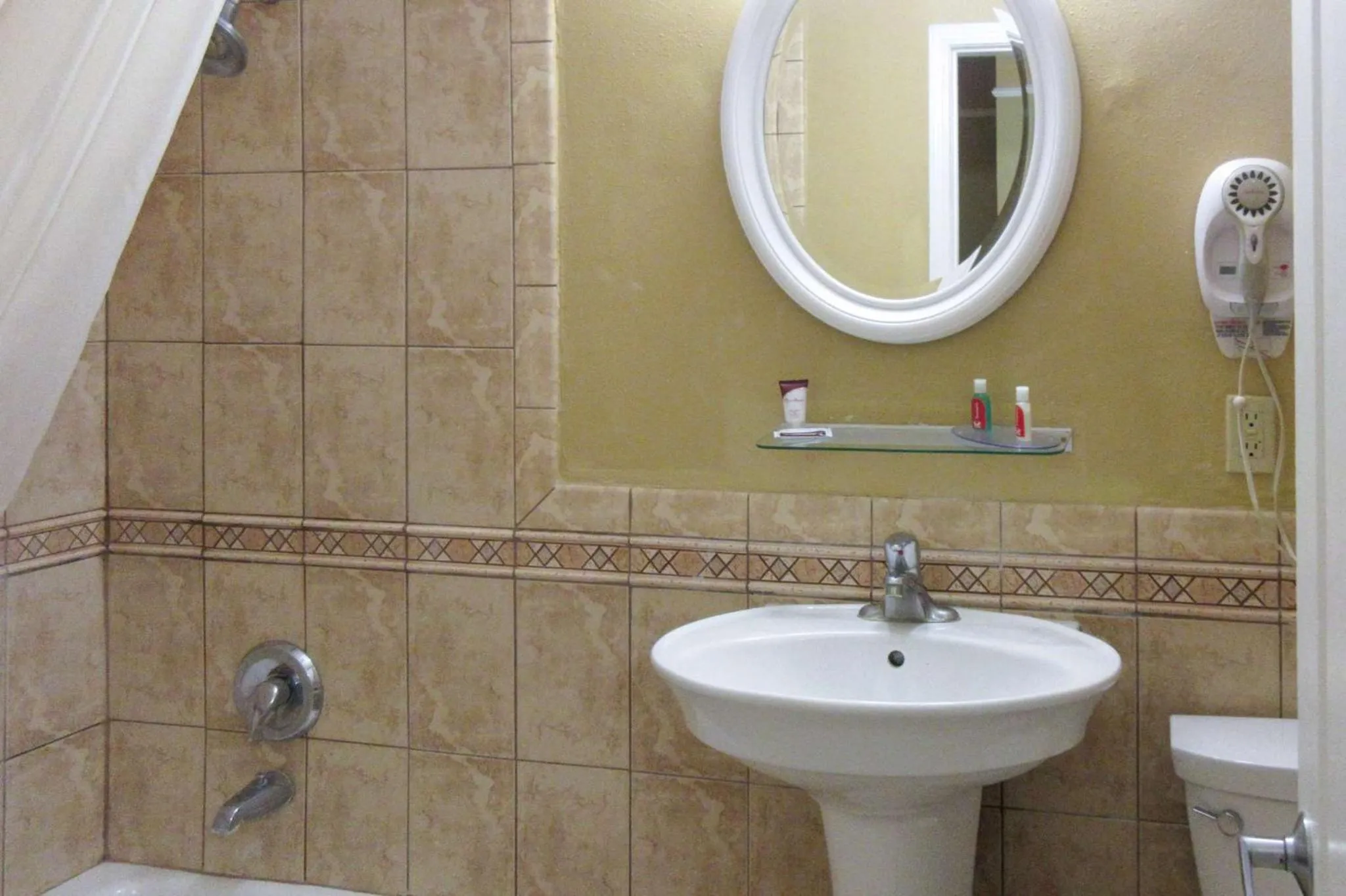 Bedroom in Econo Lodge