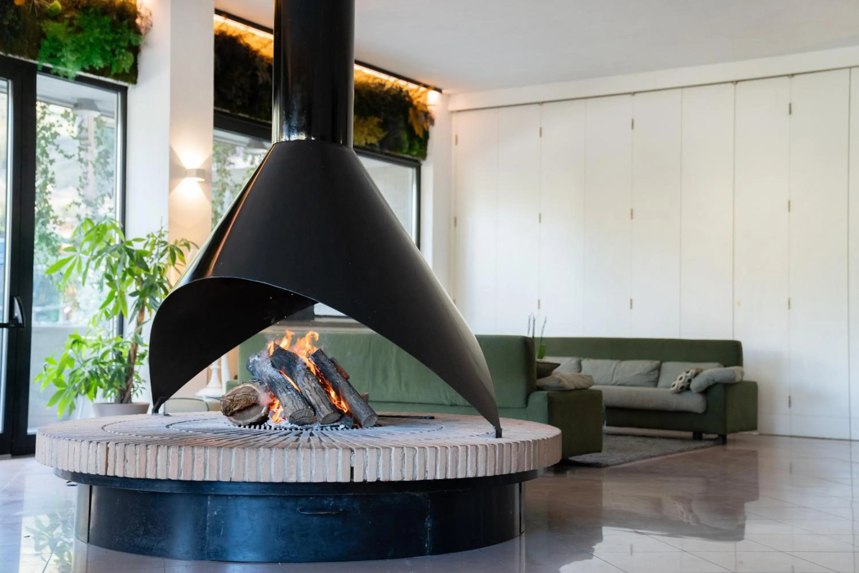 Communal lounge/ TV room in EcoHotel Ristorante Milano