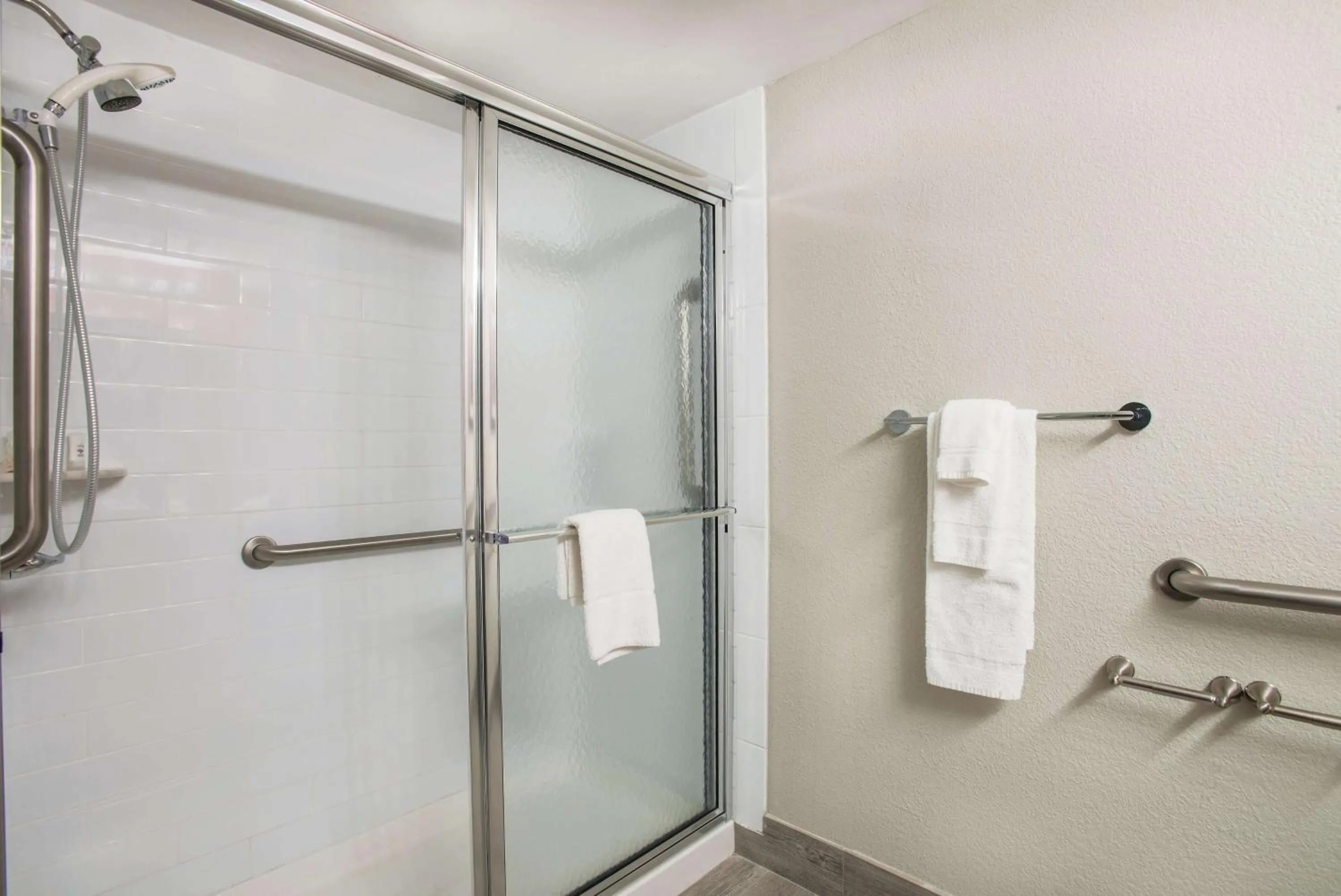 Shower in La Quinta Inn & Suites by Wyndham DC Metro Capital Beltway