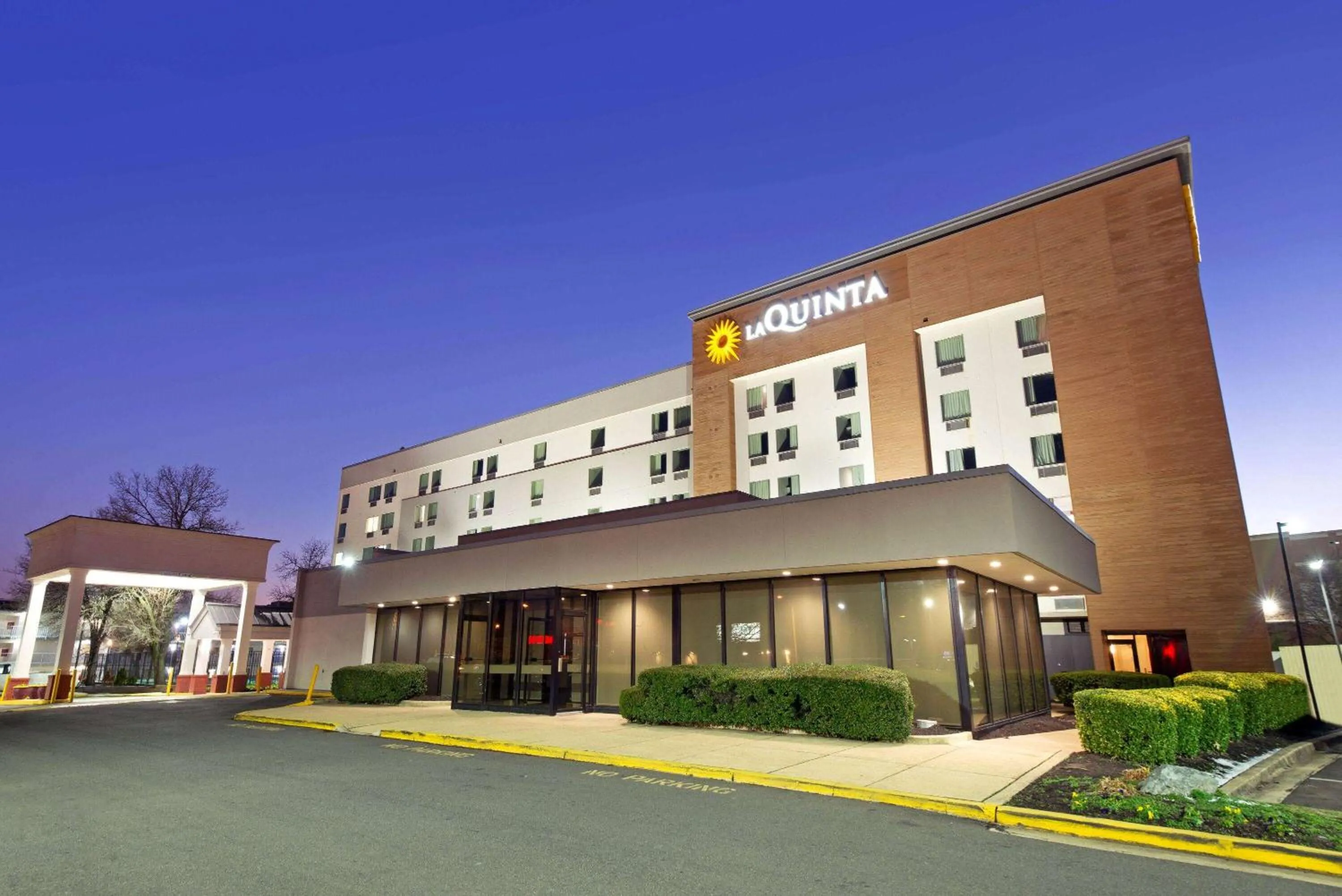 Property building in La Quinta Inn & Suites by Wyndham DC Metro Capital Beltway