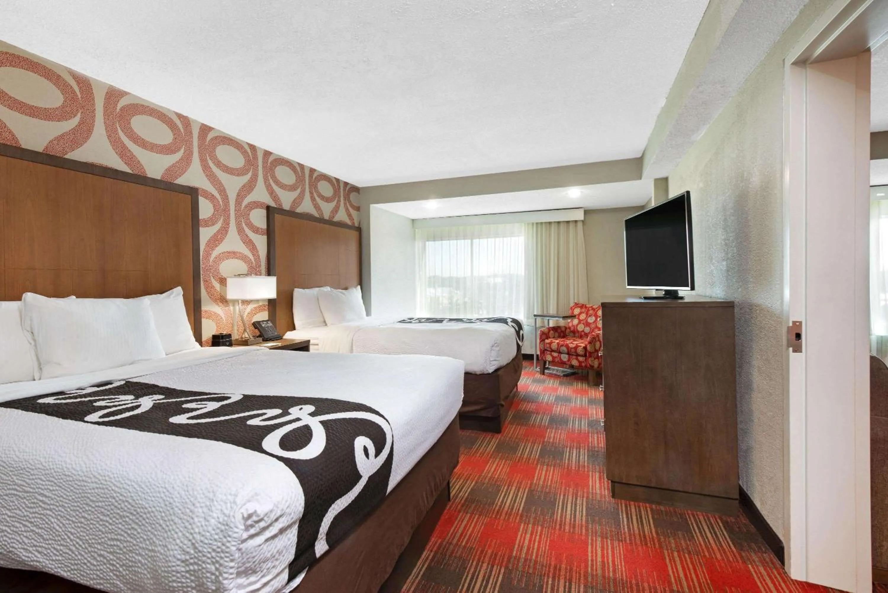Photo of the whole room, Bed in La Quinta Inn & Suites by Wyndham DC Metro Capital Beltway