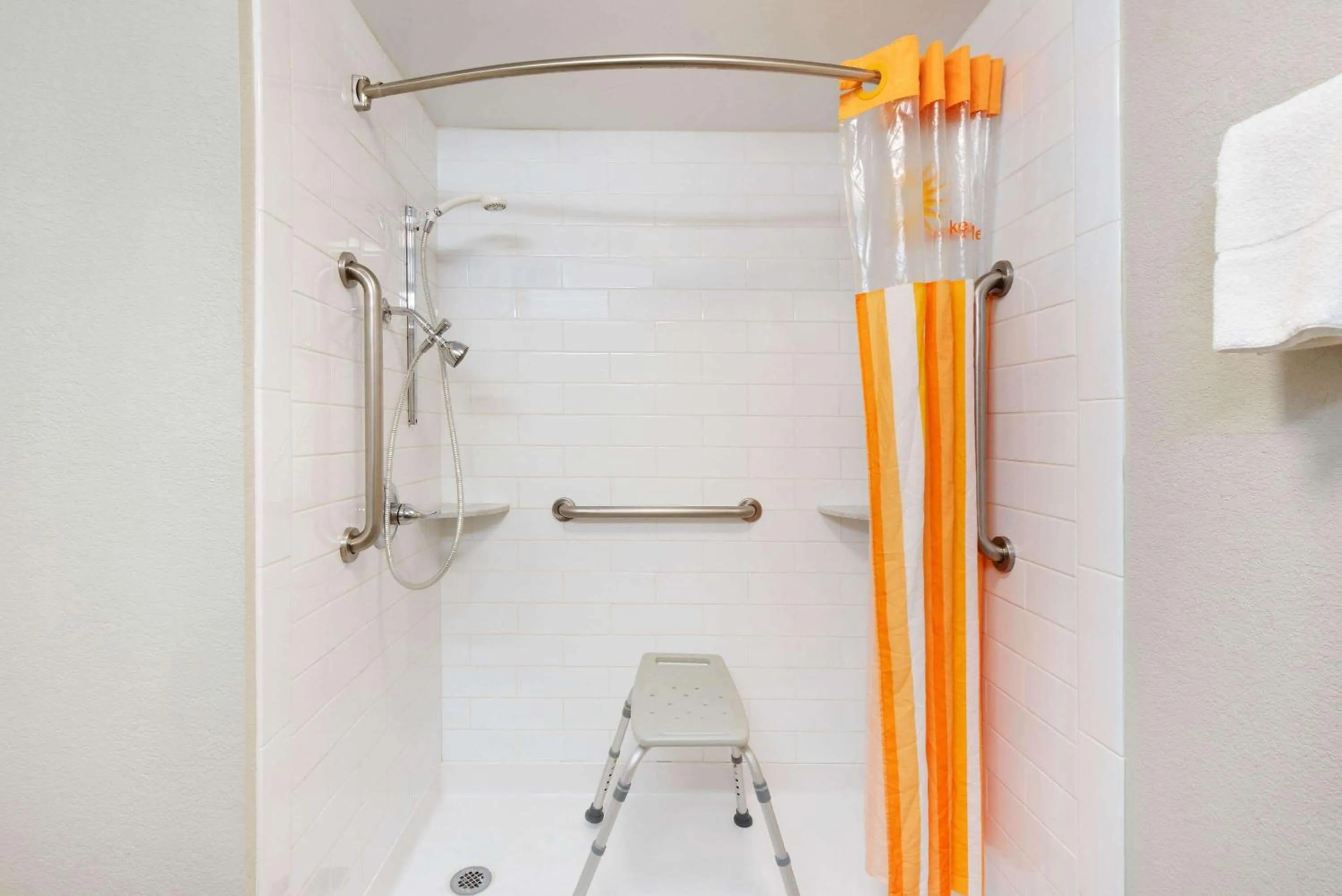 Shower in La Quinta Inn & Suites by Wyndham DC Metro Capital Beltway