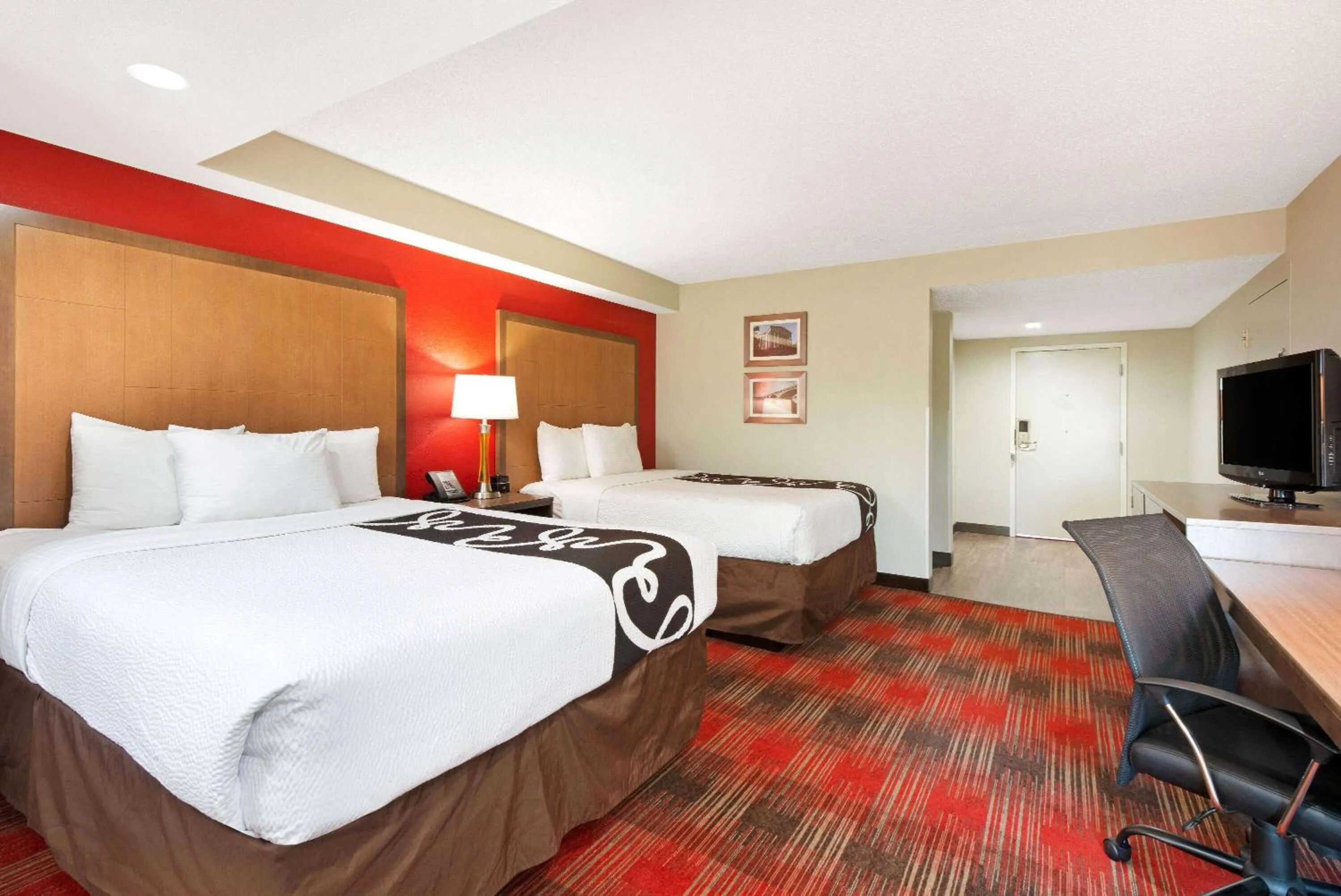 Photo of the whole room, Bed in La Quinta Inn & Suites by Wyndham DC Metro Capital Beltway
