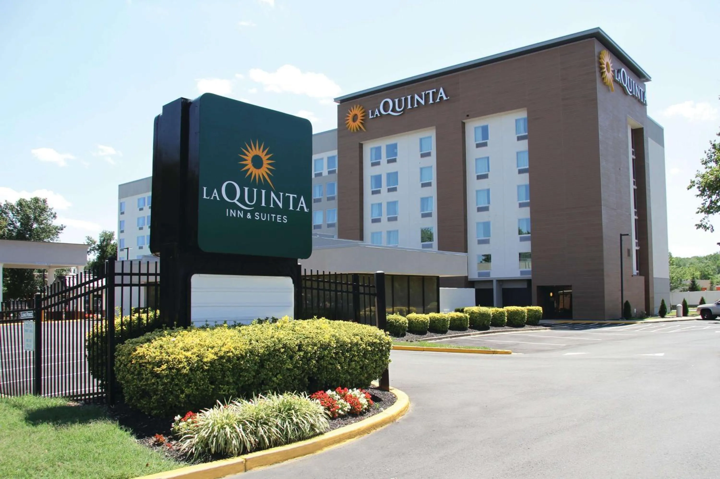 Property building in La Quinta Inn & Suites by Wyndham DC Metro Capital Beltway