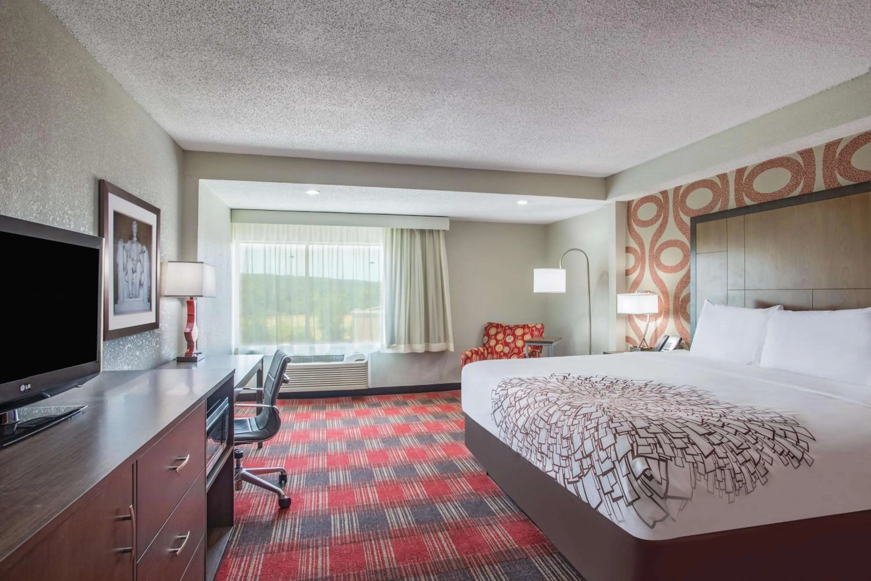 Photo of the whole room, Bed in La Quinta Inn & Suites by Wyndham DC Metro Capital Beltway