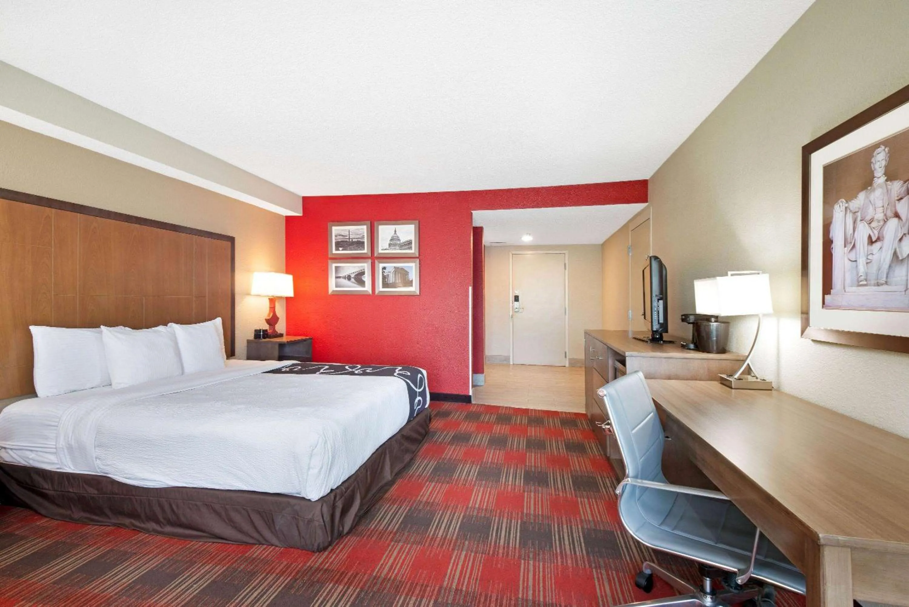 Photo of the whole room, Bed in La Quinta Inn & Suites by Wyndham DC Metro Capital Beltway