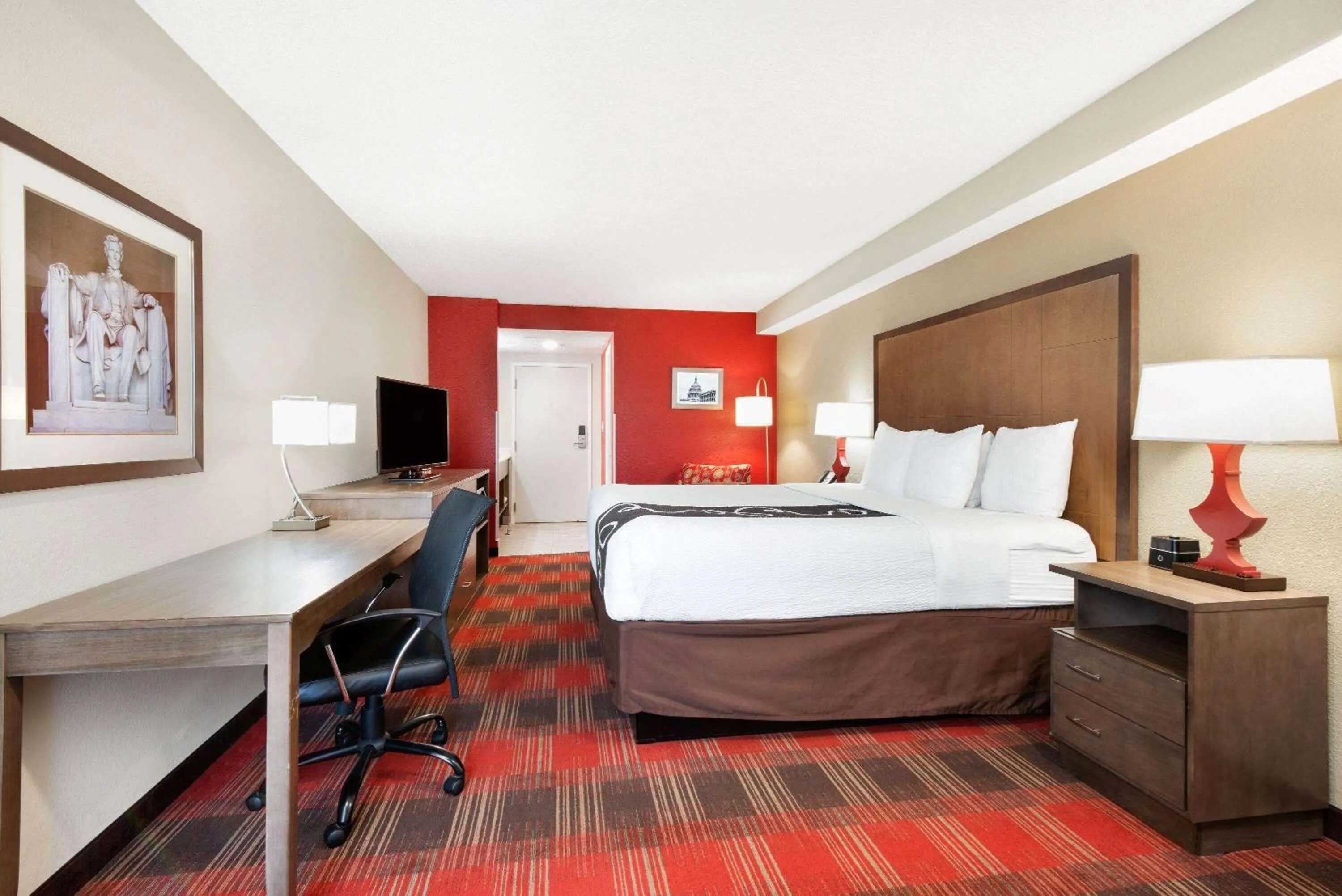 Photo of the whole room, Bed in La Quinta Inn & Suites by Wyndham DC Metro Capital Beltway