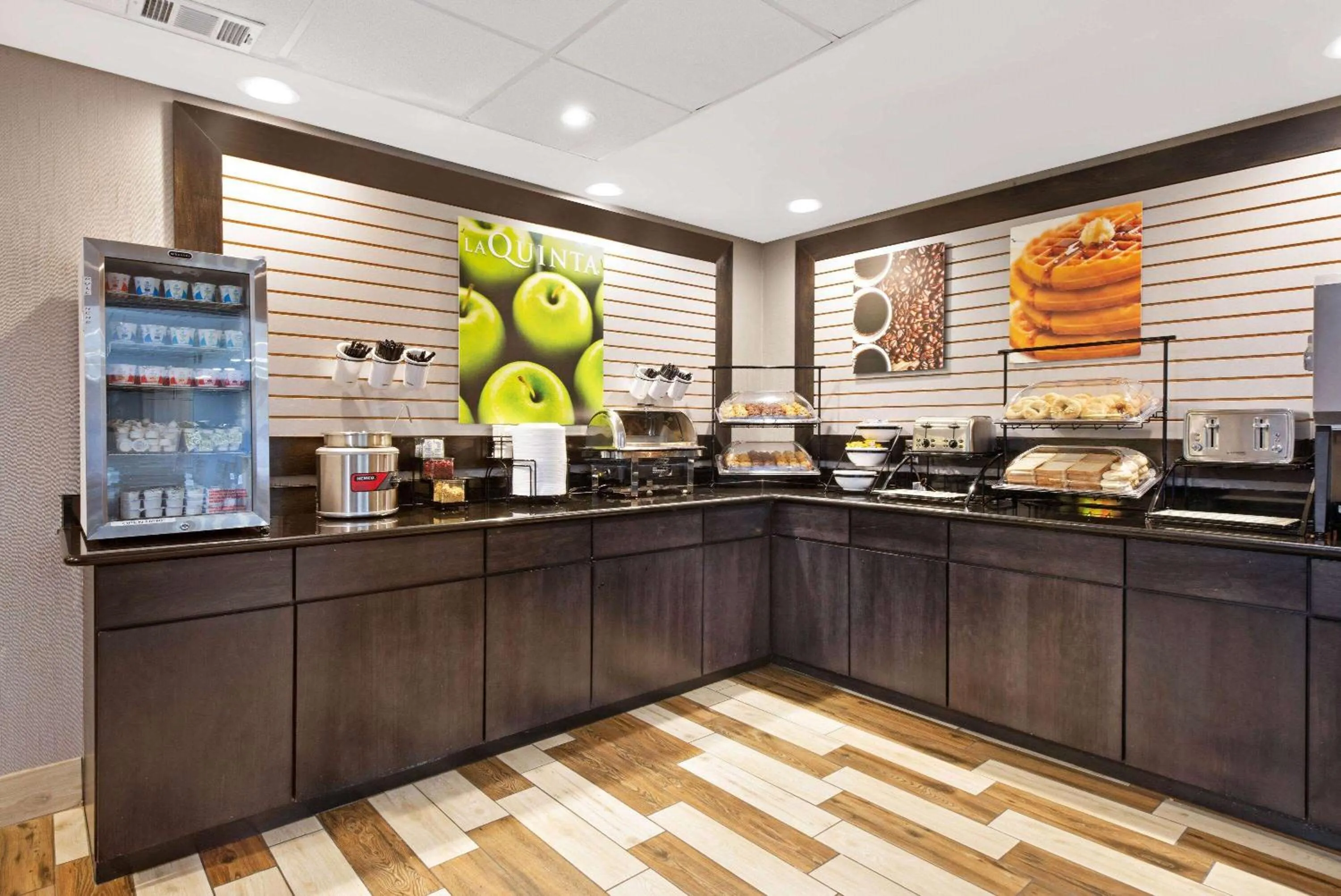 Restaurant/places to eat in La Quinta Inn & Suites by Wyndham DC Metro Capital Beltway