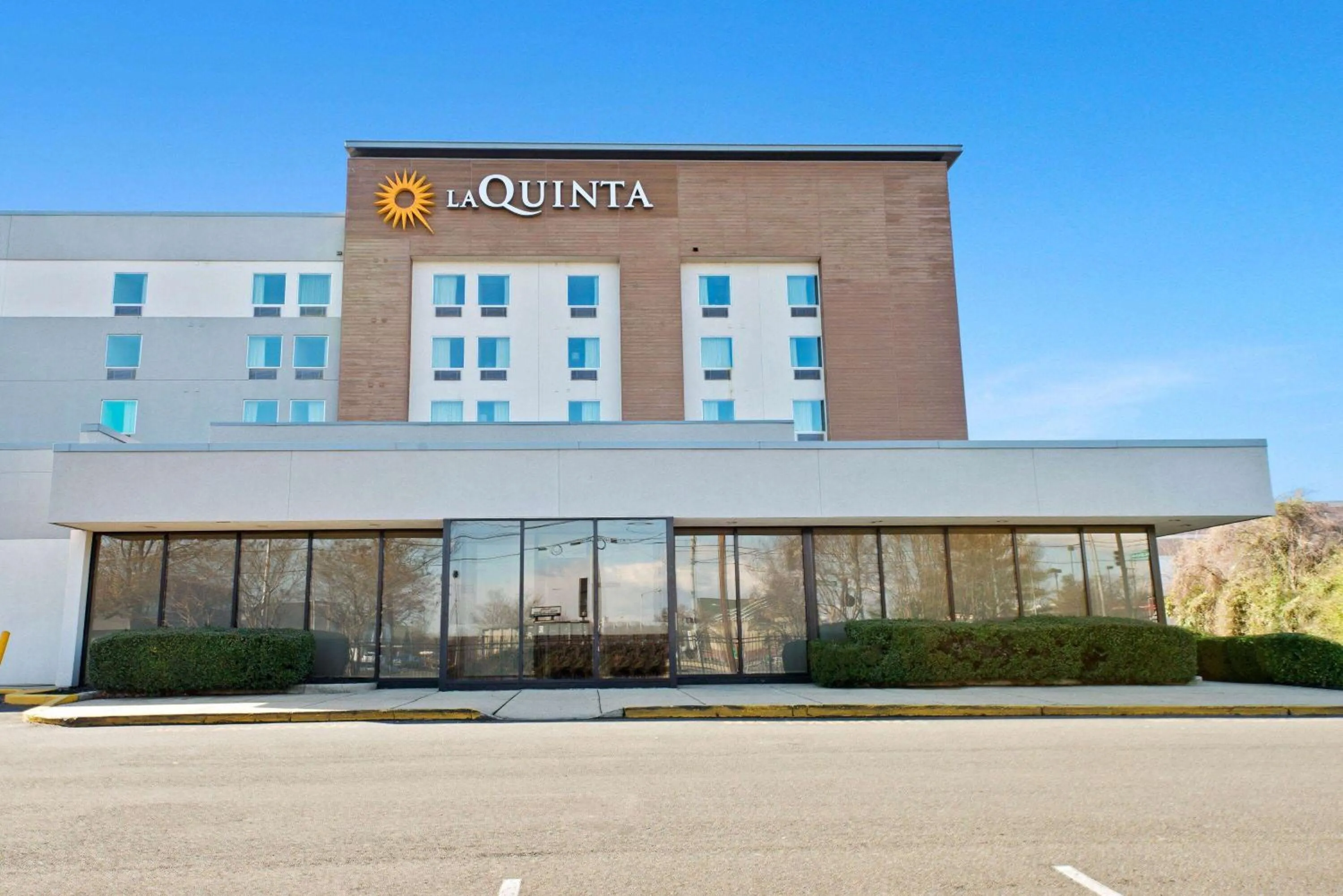 Property building in La Quinta Inn & Suites by Wyndham DC Metro Capital Beltway