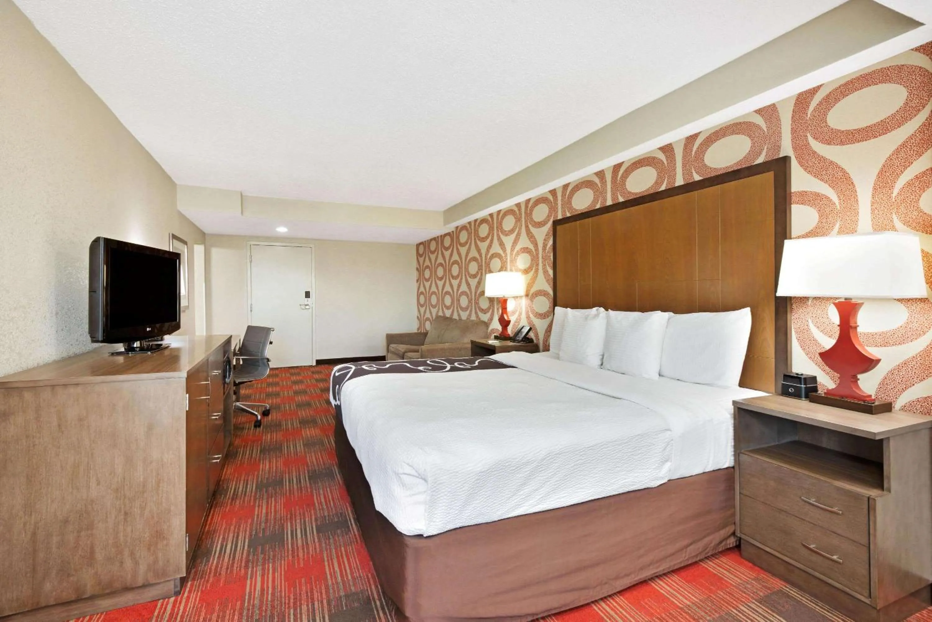 Photo of the whole room, Bed in La Quinta Inn & Suites by Wyndham DC Metro Capital Beltway