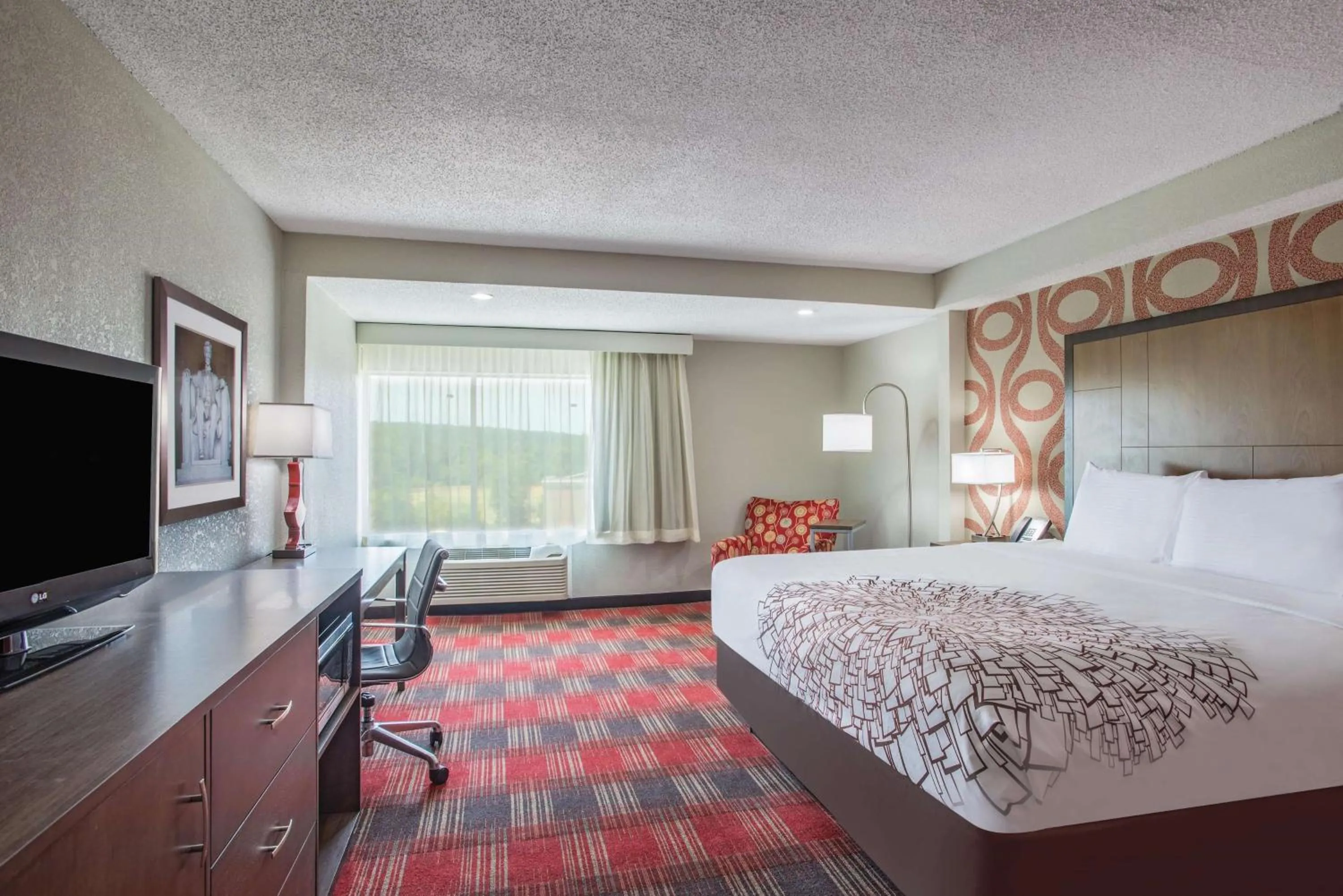 Photo of the whole room, Bed in La Quinta Inn & Suites by Wyndham DC Metro Capital Beltway