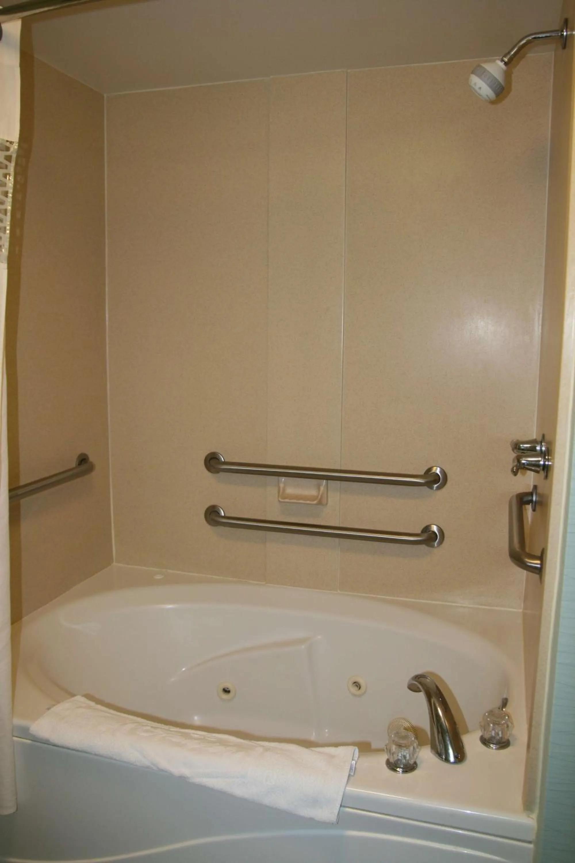 Bathroom in Hampton Inn Shreveport-Airport