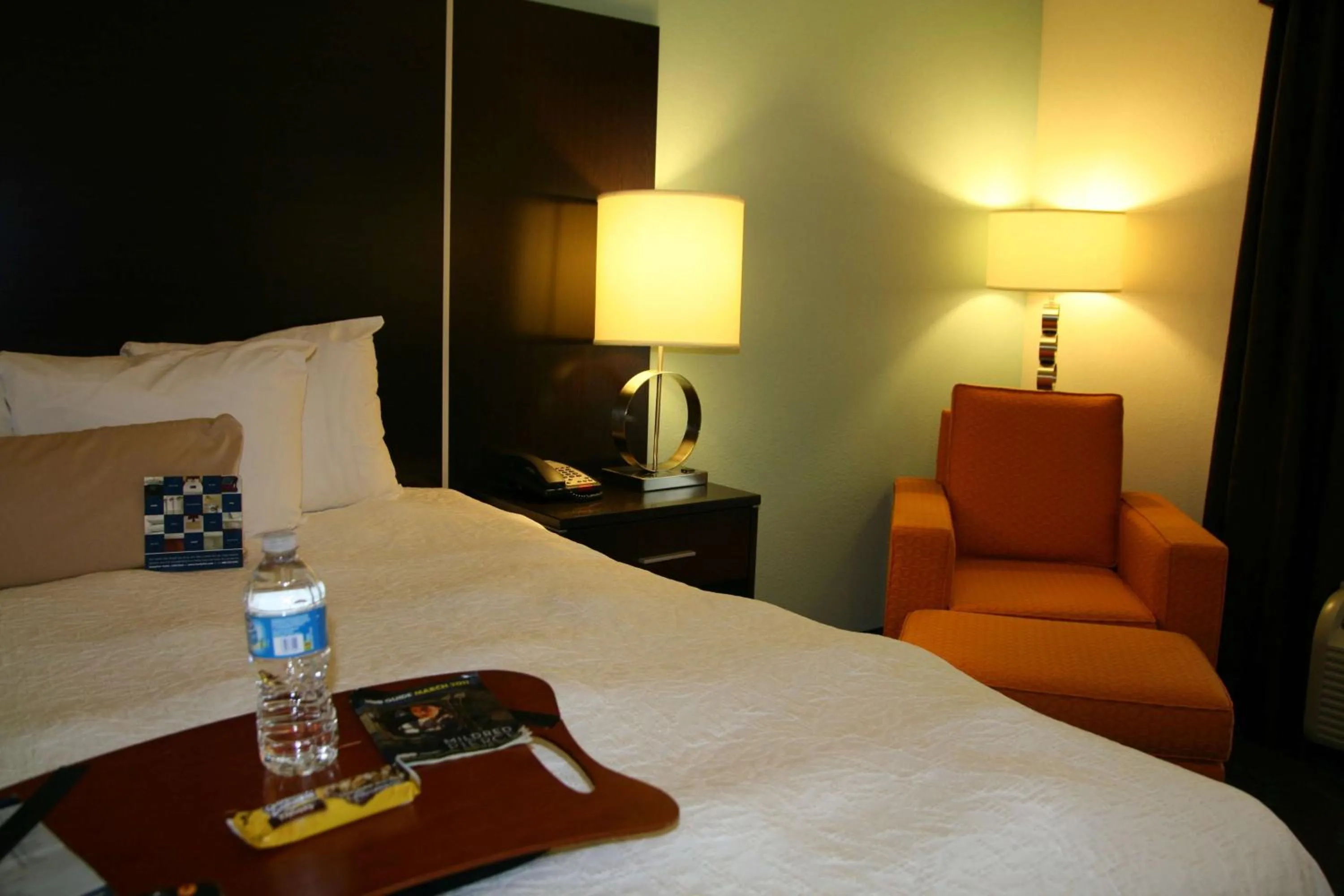 Living room, Bed in Hampton Inn Shreveport-Airport