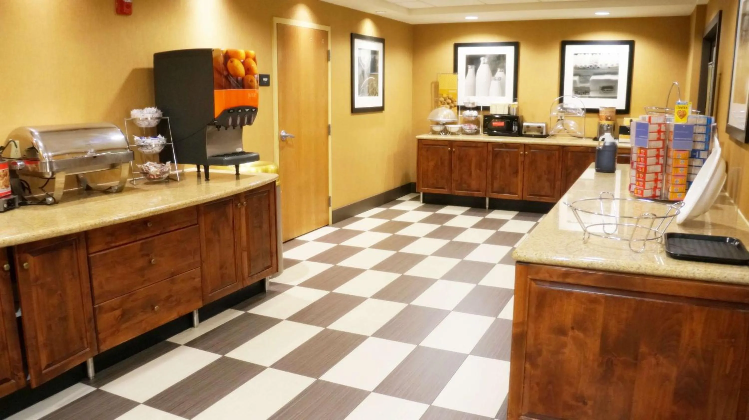 Dining area in Hampton Inn & Suites Kingman