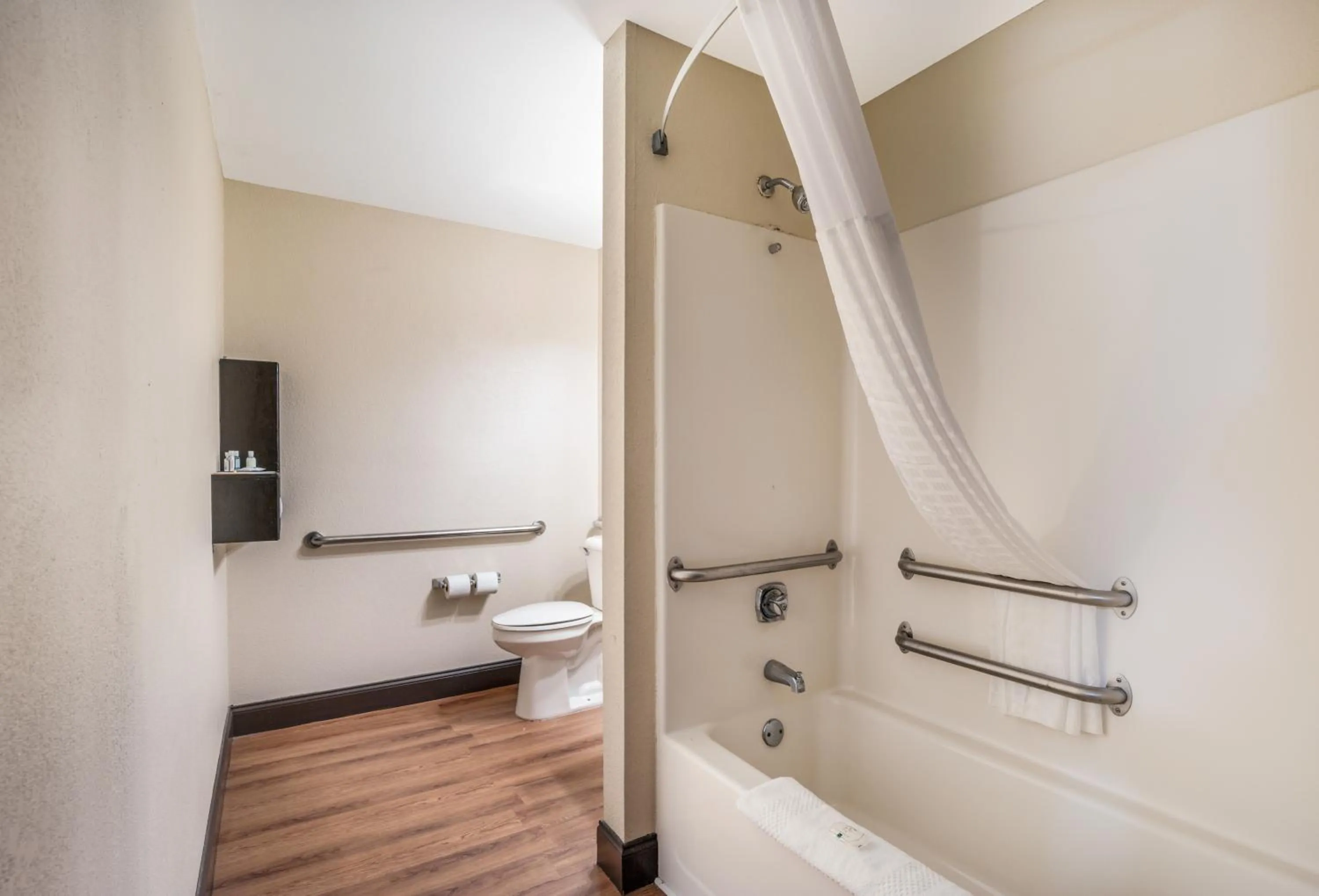 Bathroom in Quality Inn & Suites Augusta Fort Gordon Area