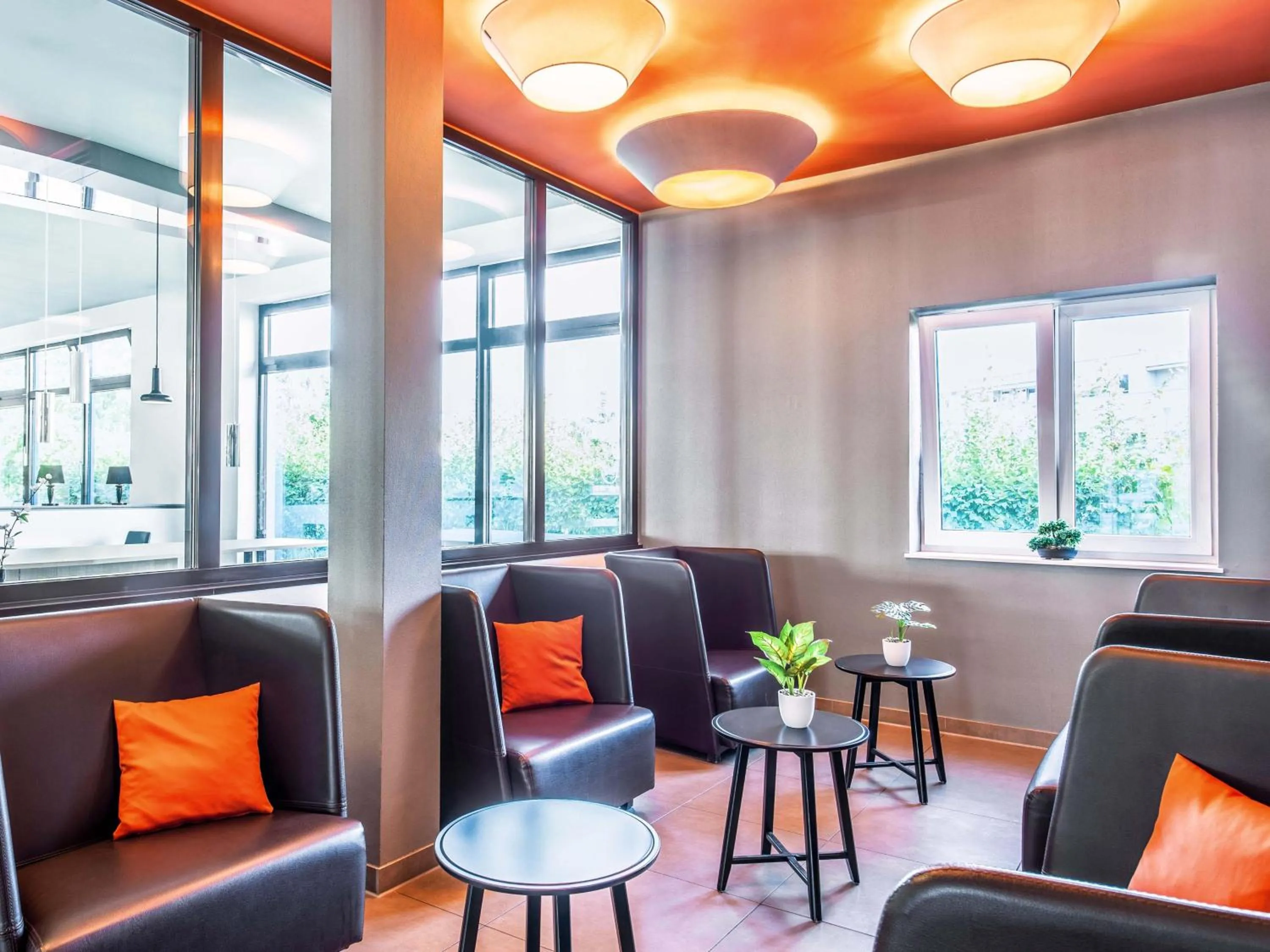 Lobby or reception in B&B Hotel München City-Ost