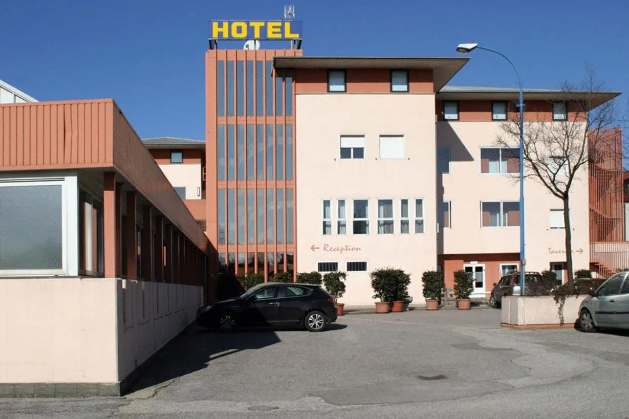 Facade/entrance in Hotel Willy