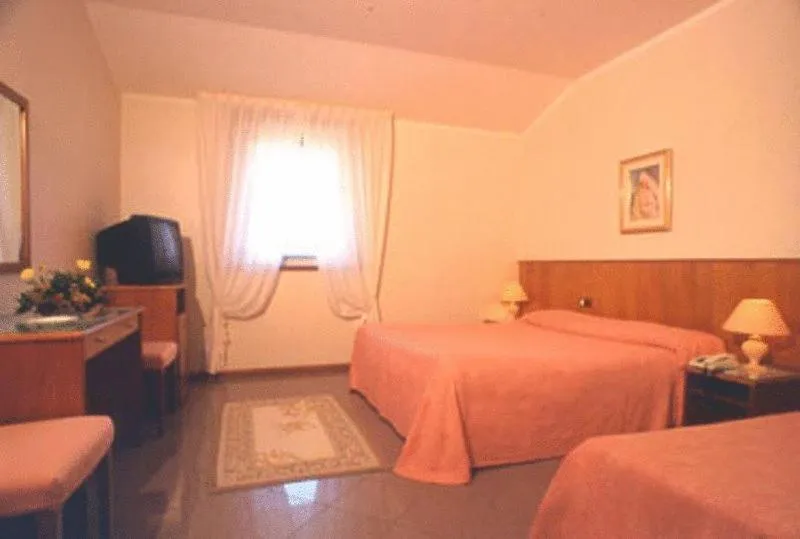 Photo of the whole room, Bed in Hotel Willy