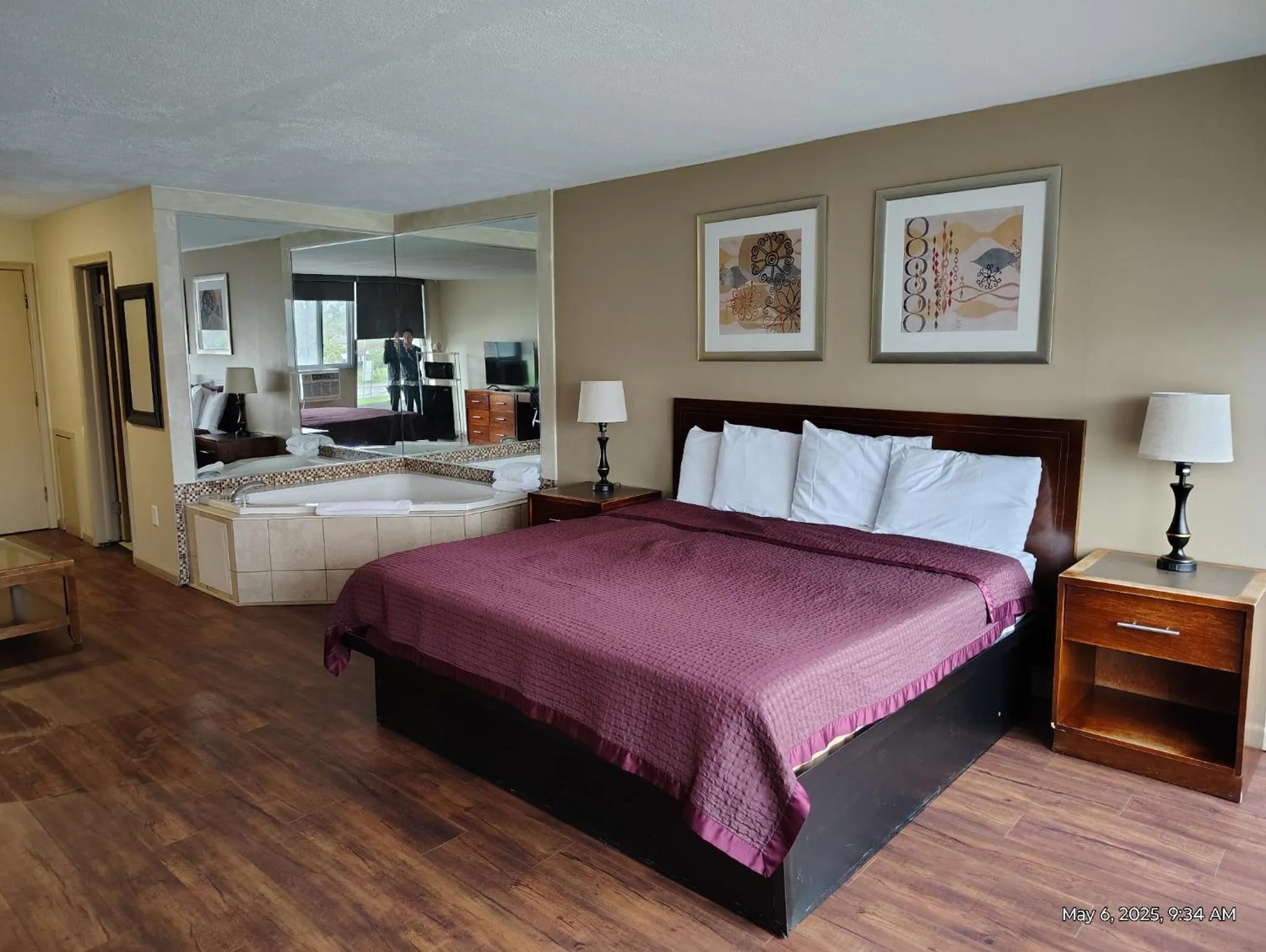 Bed in Allen Park Motor Lodge