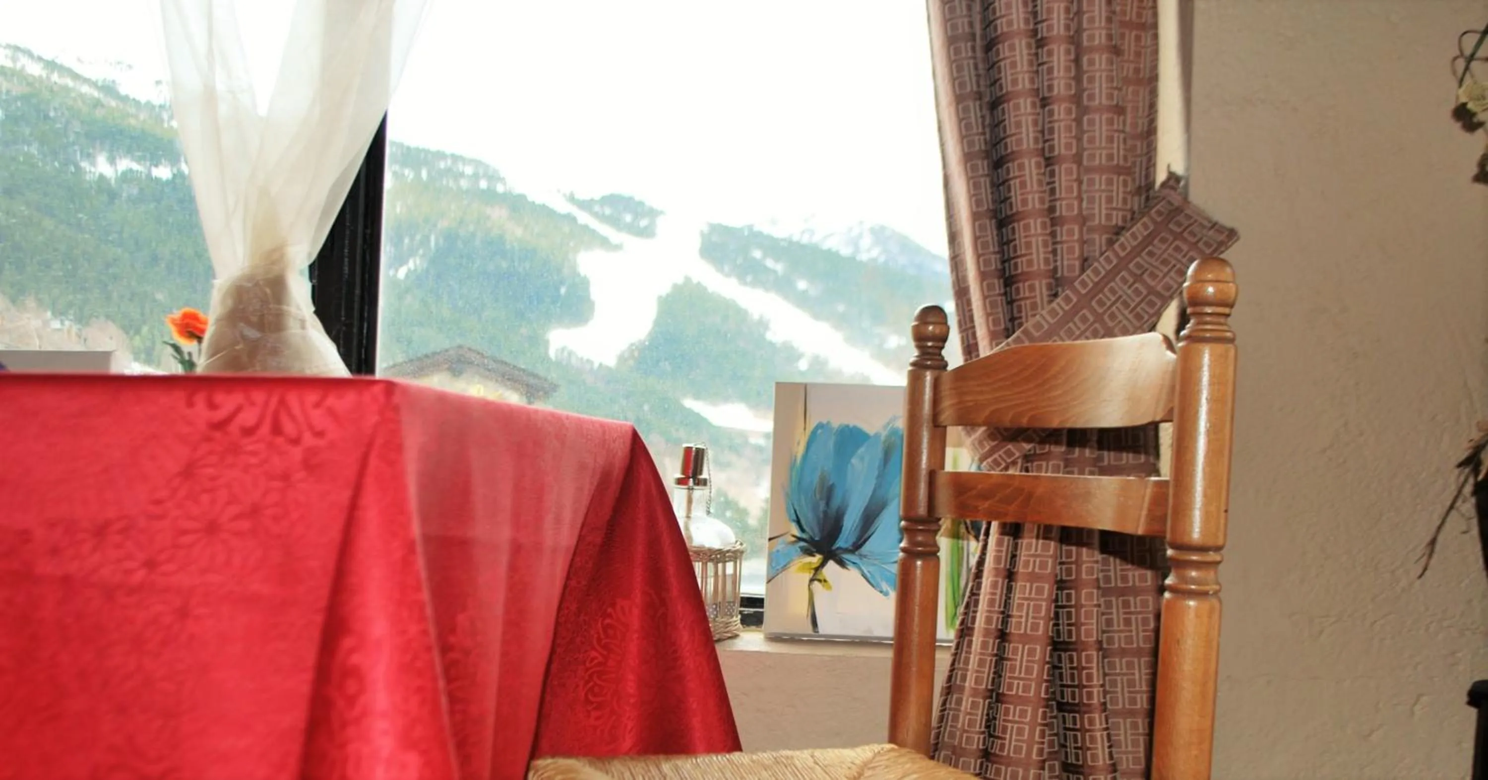 Restaurant/places to eat in Hotel Roc de St Miquel & Apartment