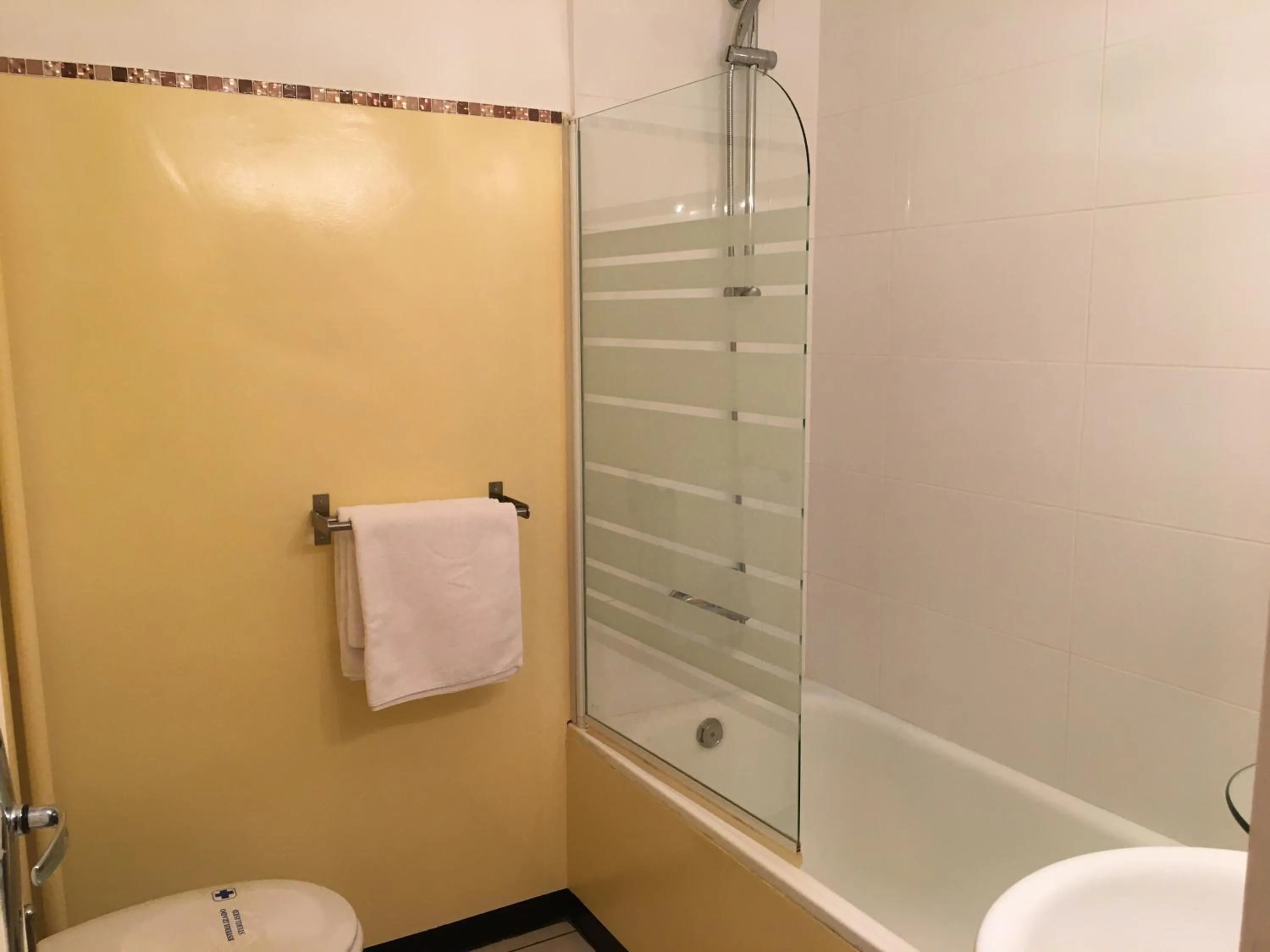 Bathroom in Hotel Roc de St Miquel & Apartment