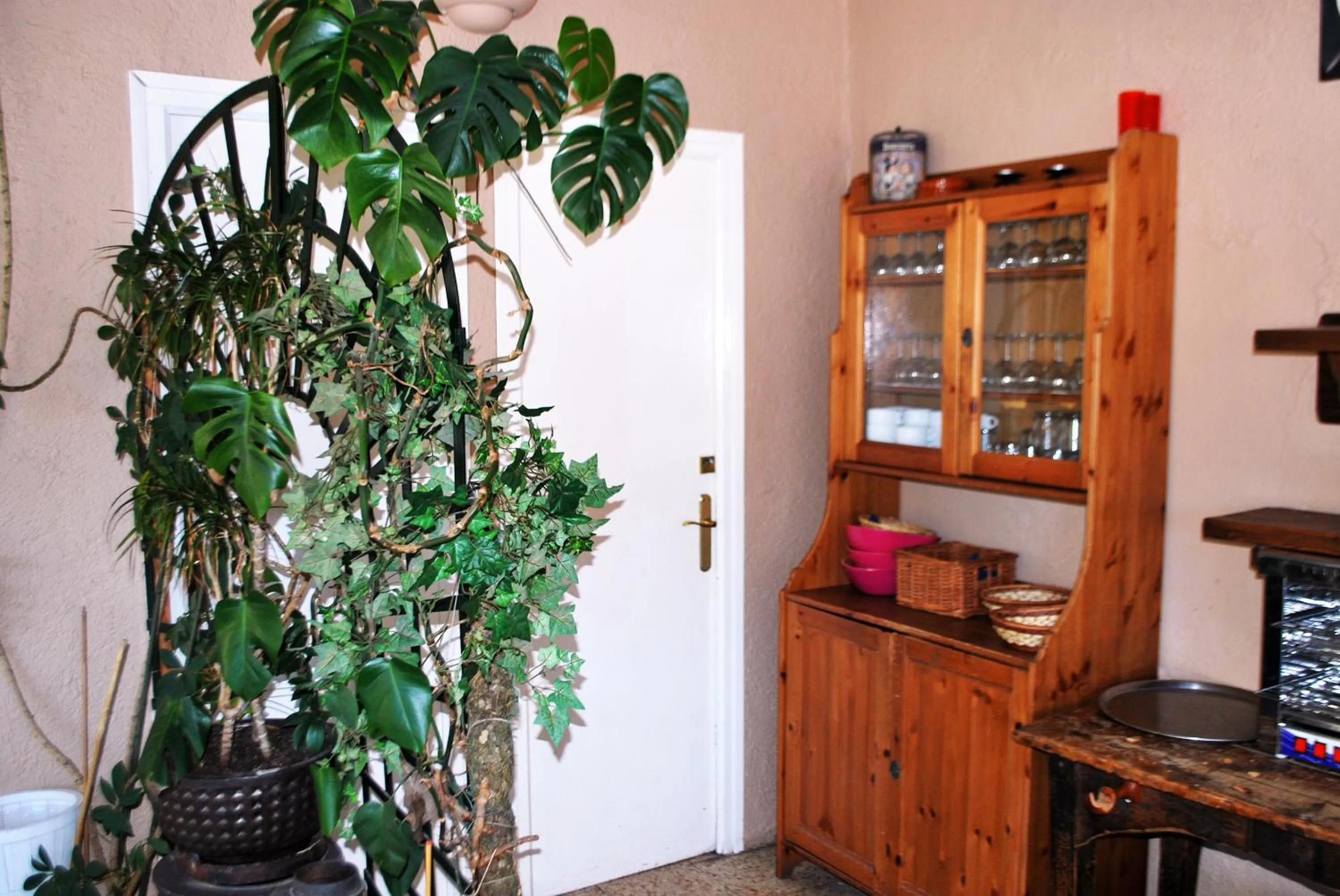 Restaurant/places to eat in Hotel Roc de St Miquel & Apartment