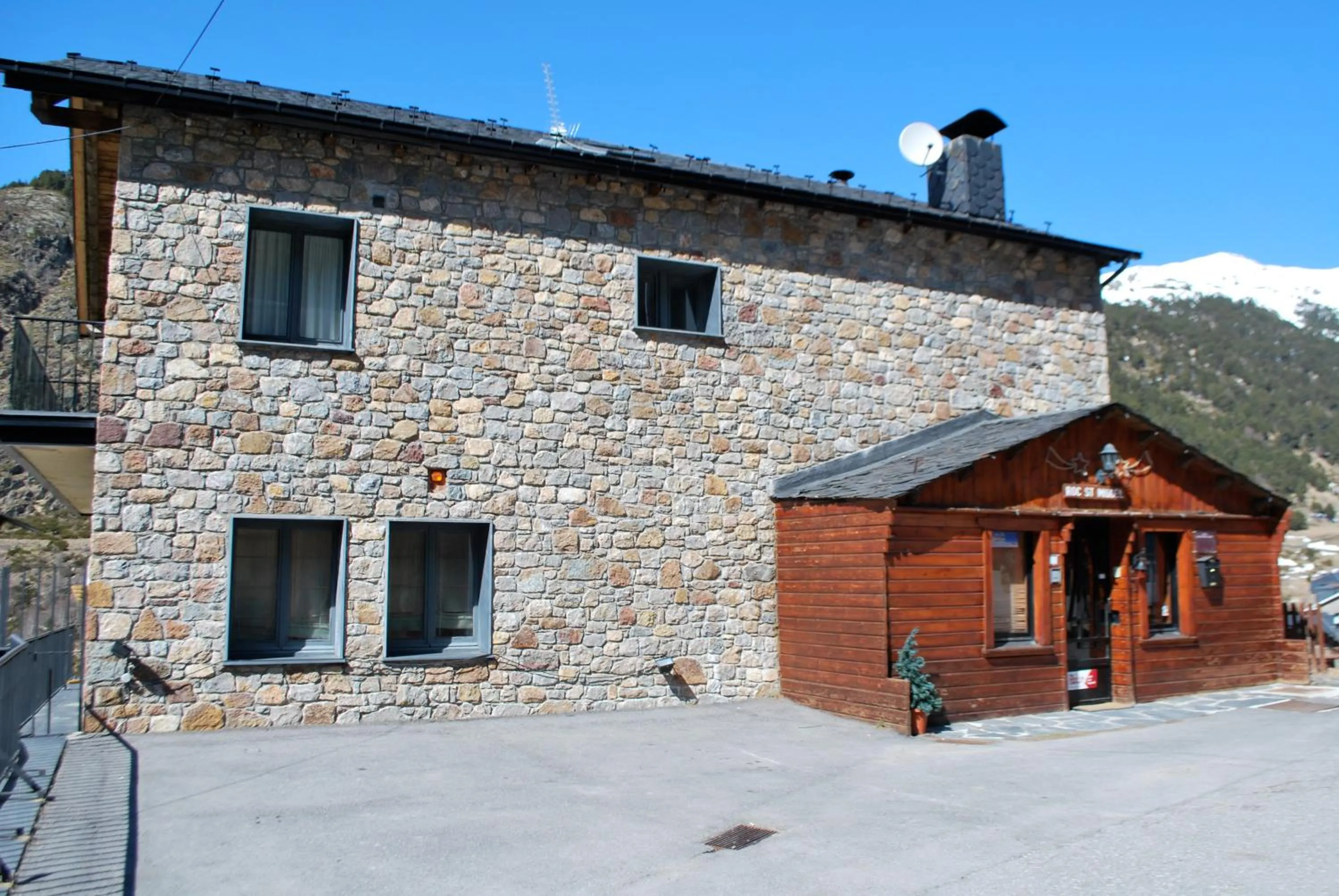 Facade/entrance in Hotel Roc de St Miquel & Apartment