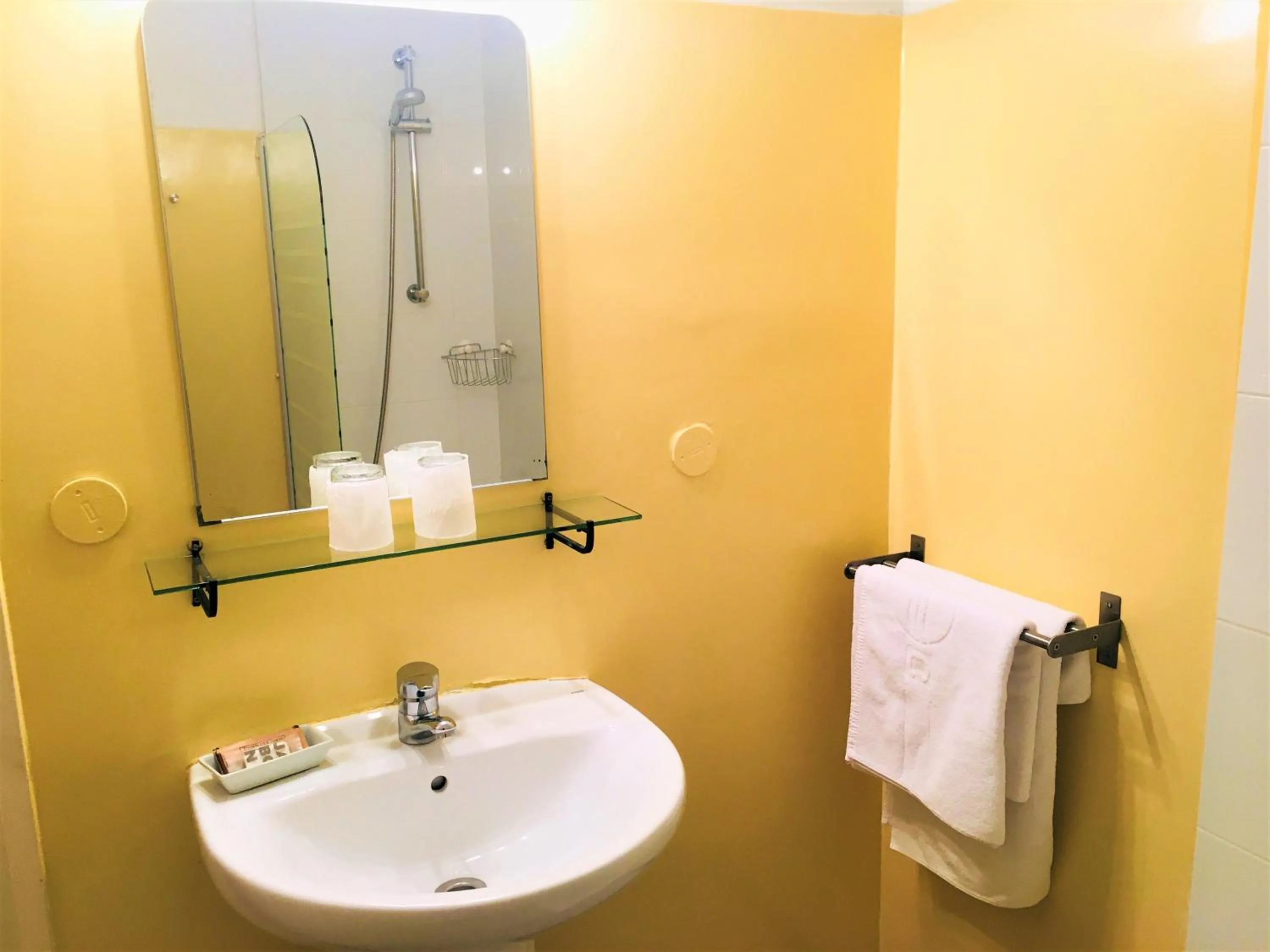 Bathroom in Hotel Roc de St Miquel & Apartment