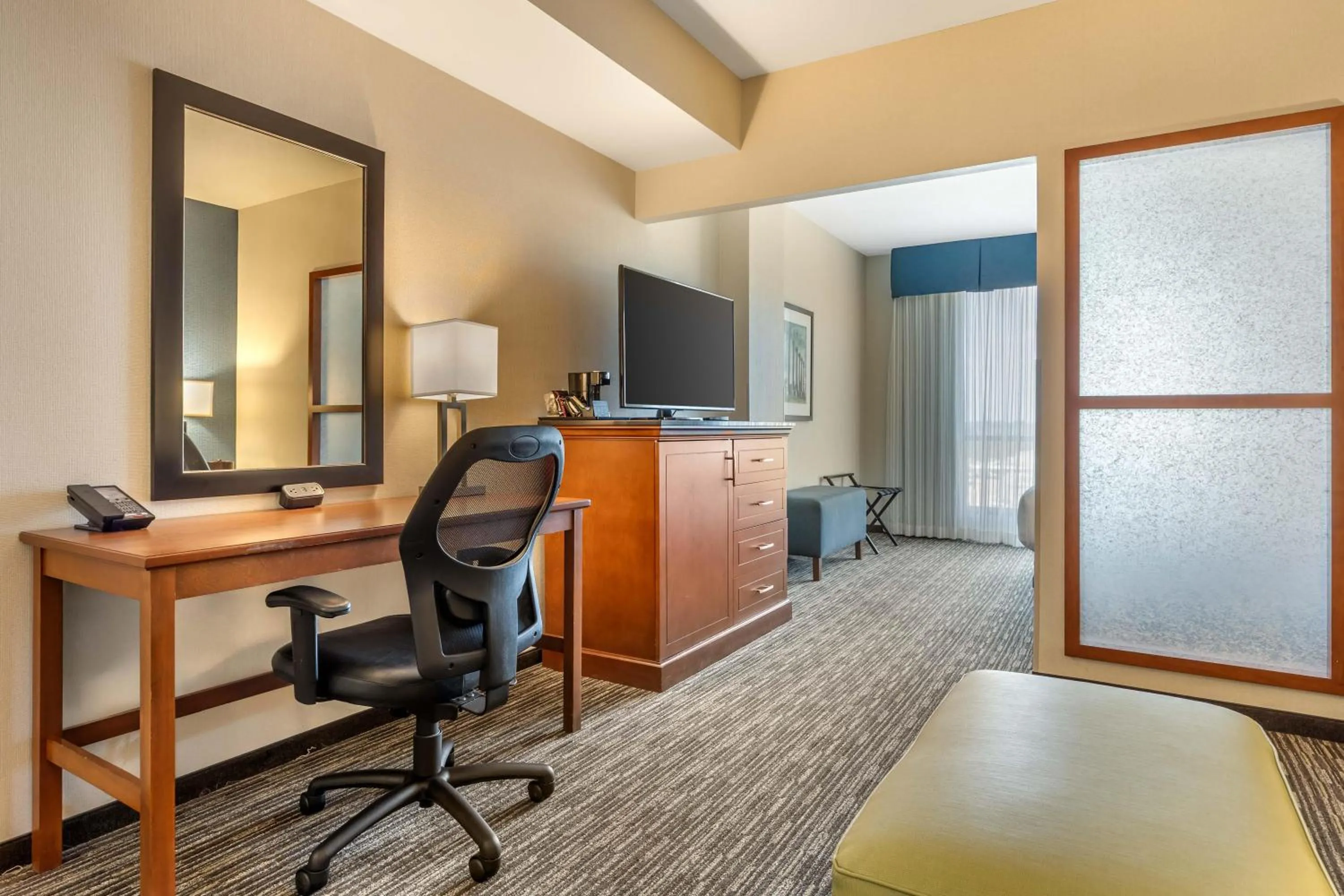 Bedroom in Drury Plaza Hotel Columbia East