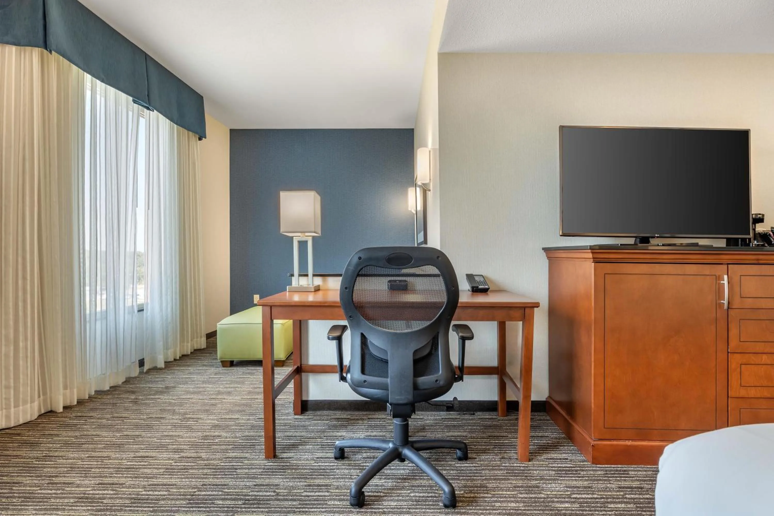 Bedroom in Drury Plaza Hotel Columbia East