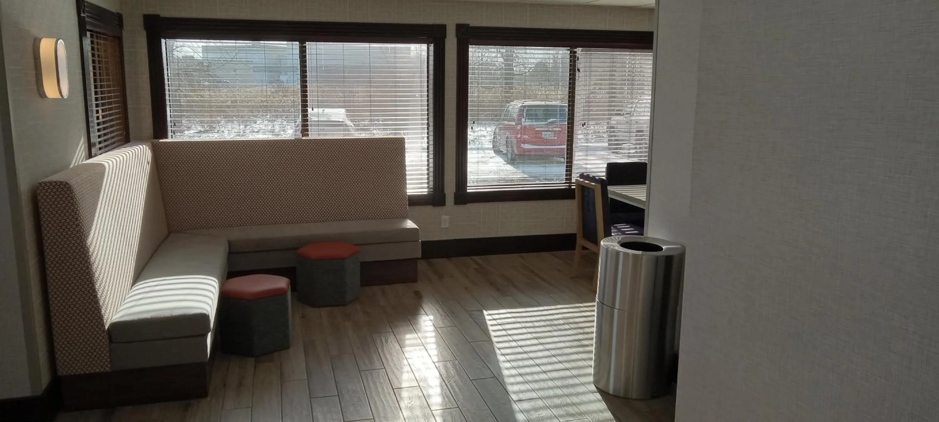 Seating area in Hampton Inn Birch Run
