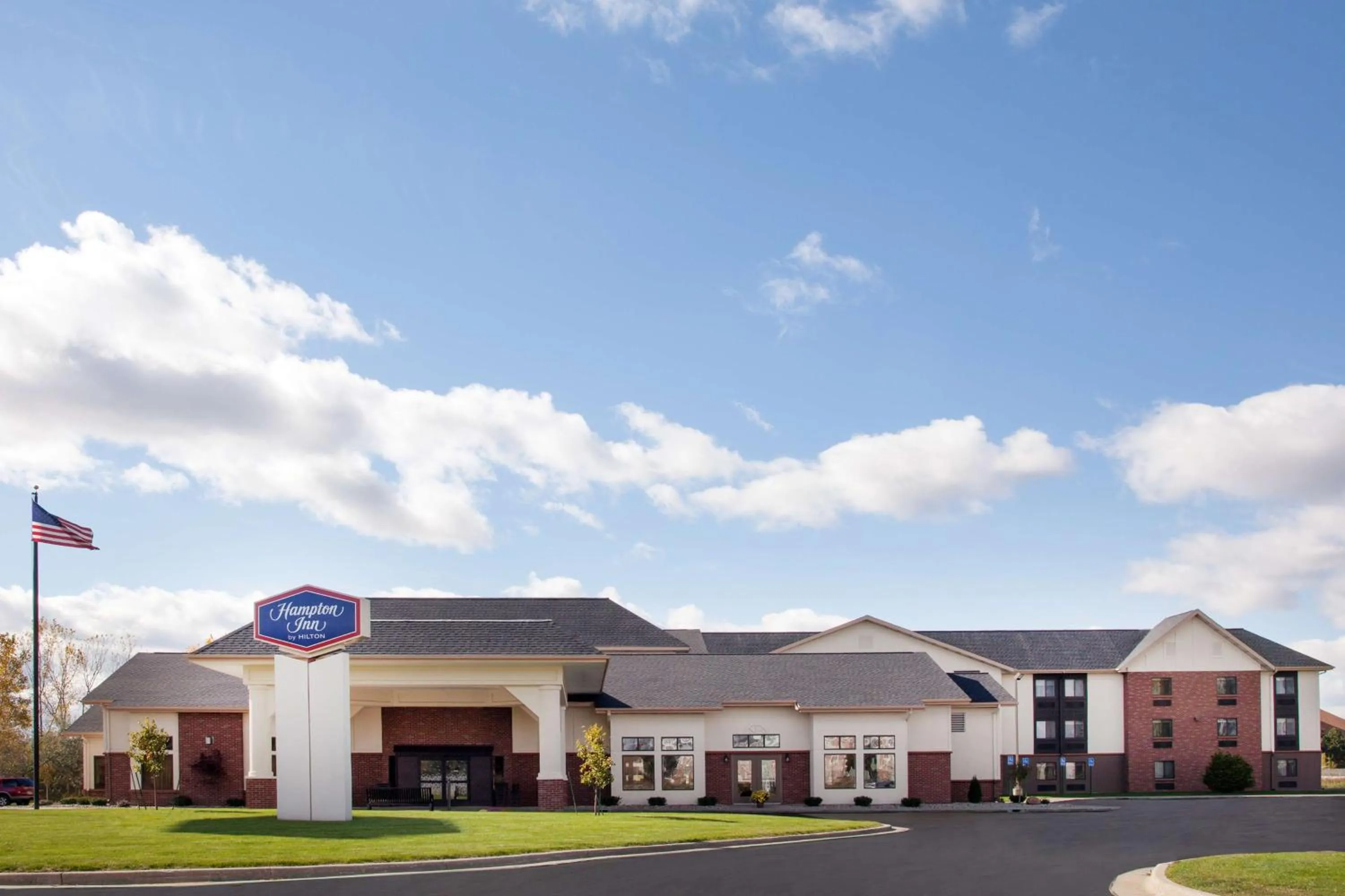 Property building in Hampton Inn Birch Run