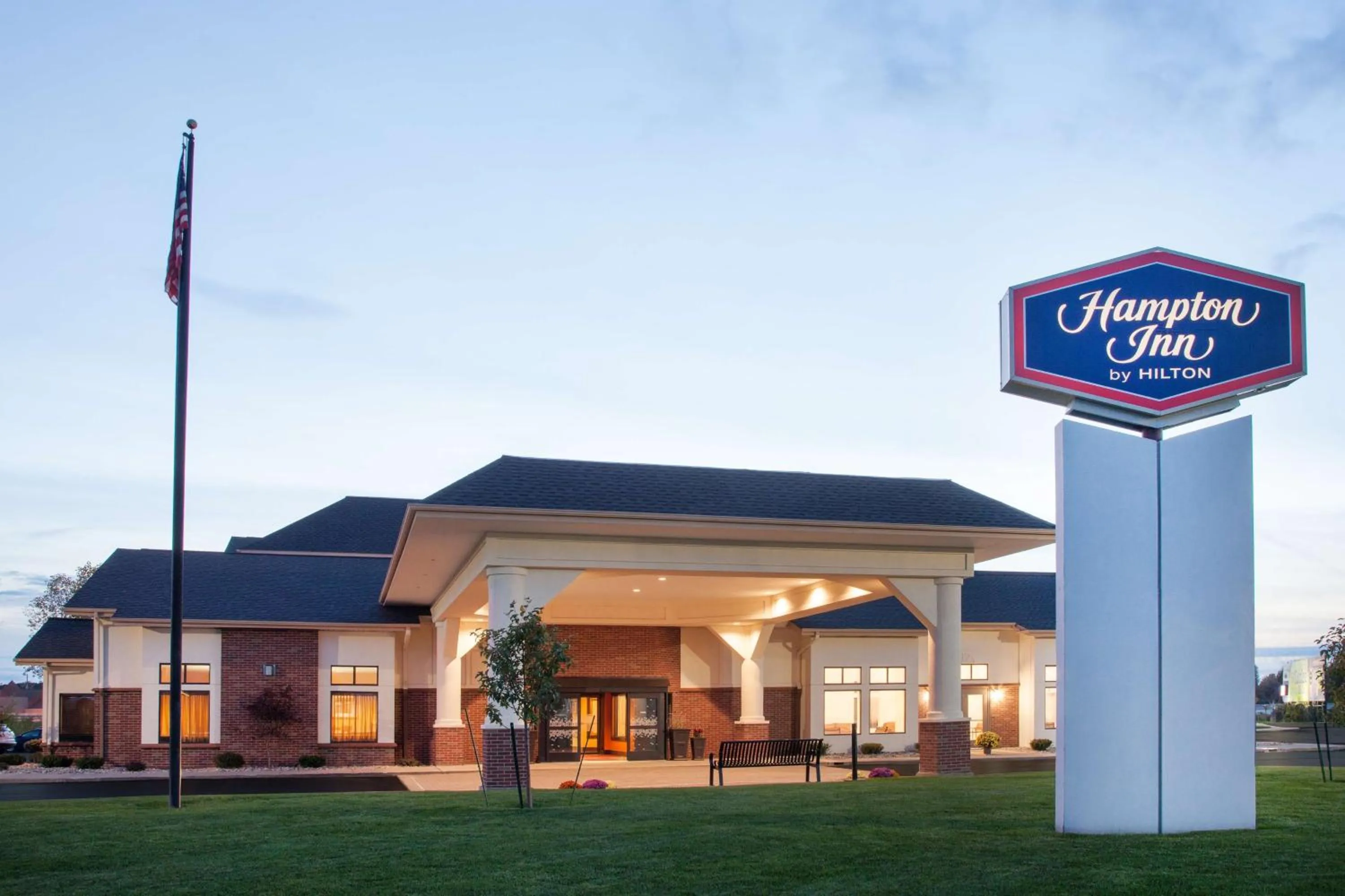 Property building in Hampton Inn Birch Run