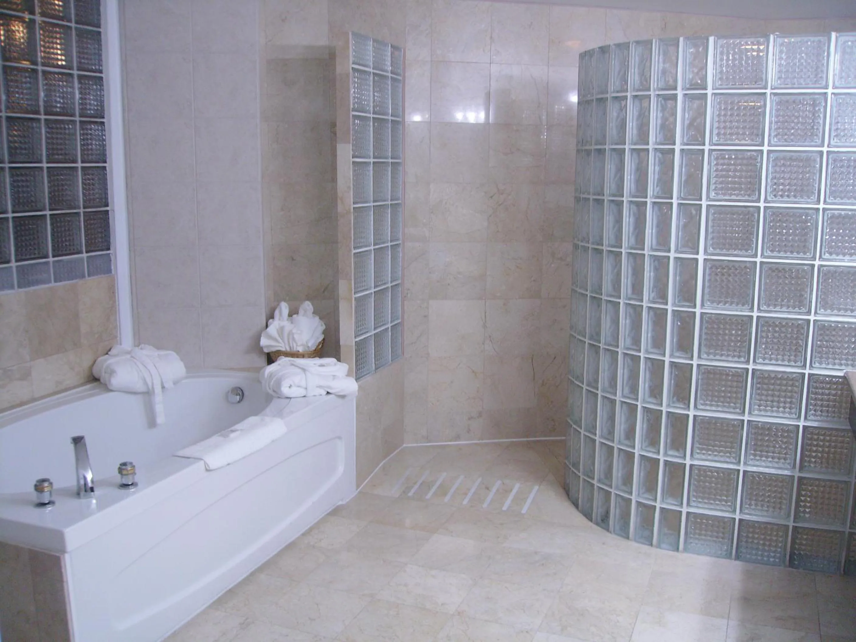 Bathroom in Days Inn & Suites by Wyndham North Bay Downtown