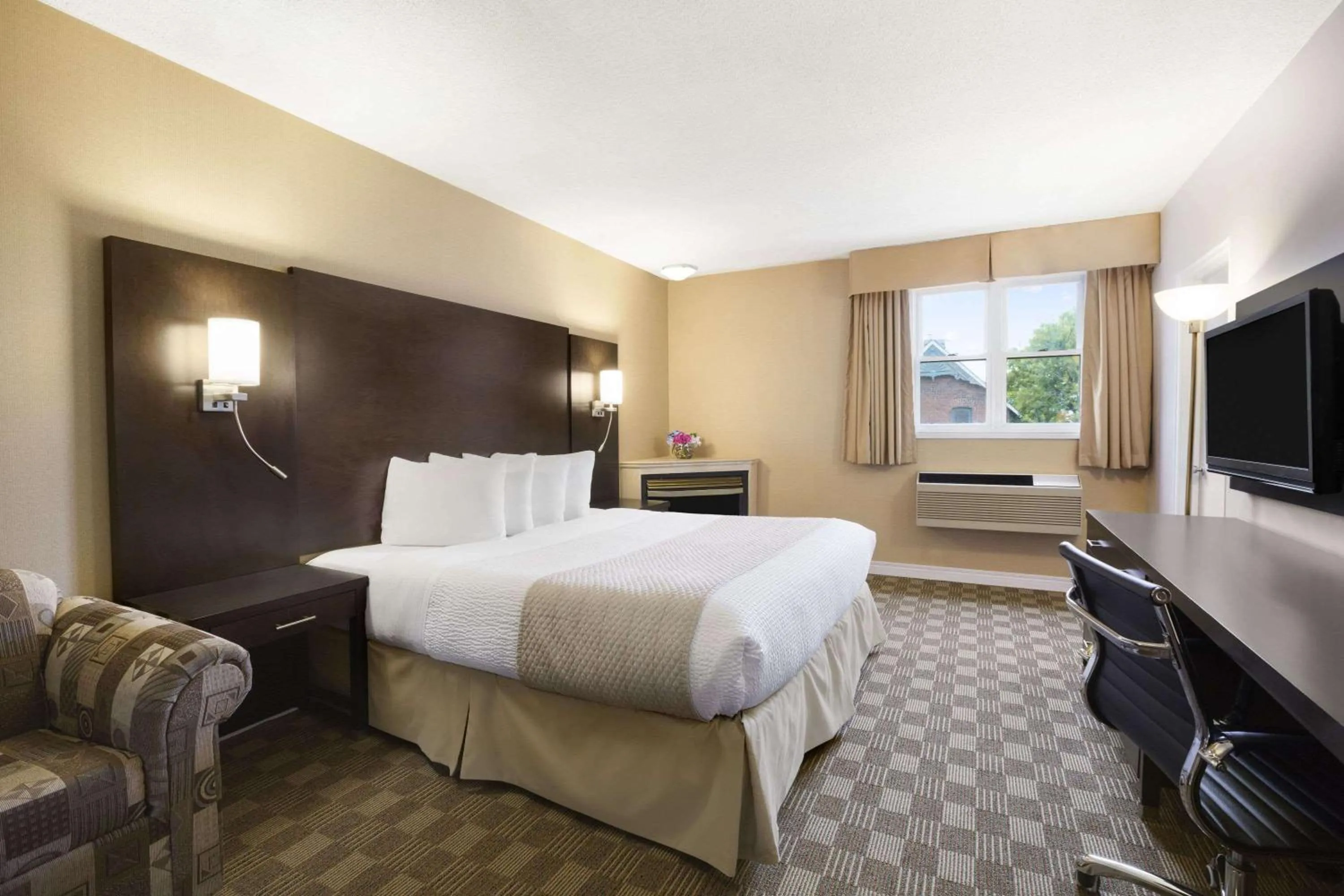 Photo of the whole room, Bed in Days Inn & Suites by Wyndham North Bay Downtown