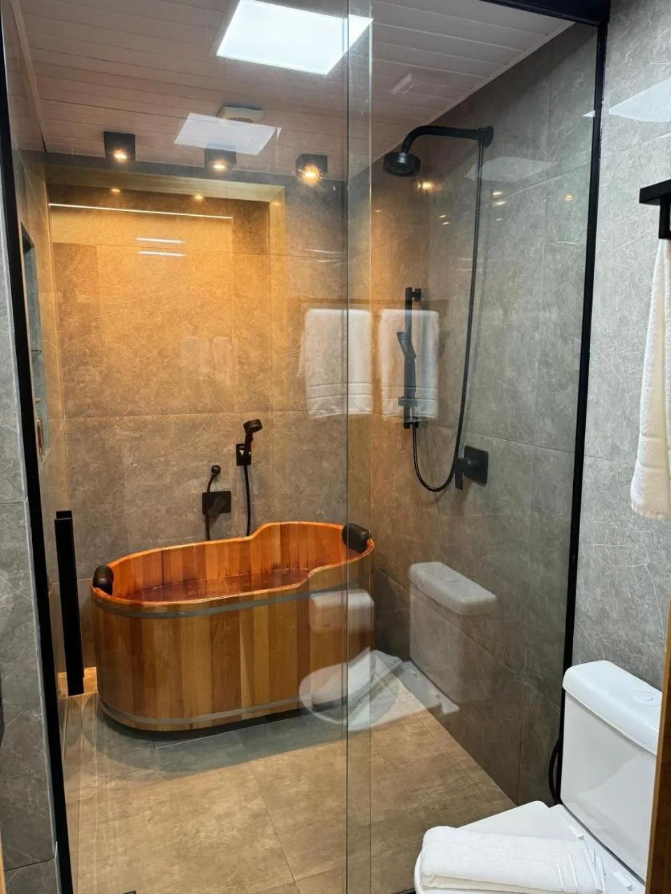 Shower in Hotel Thomasi Express