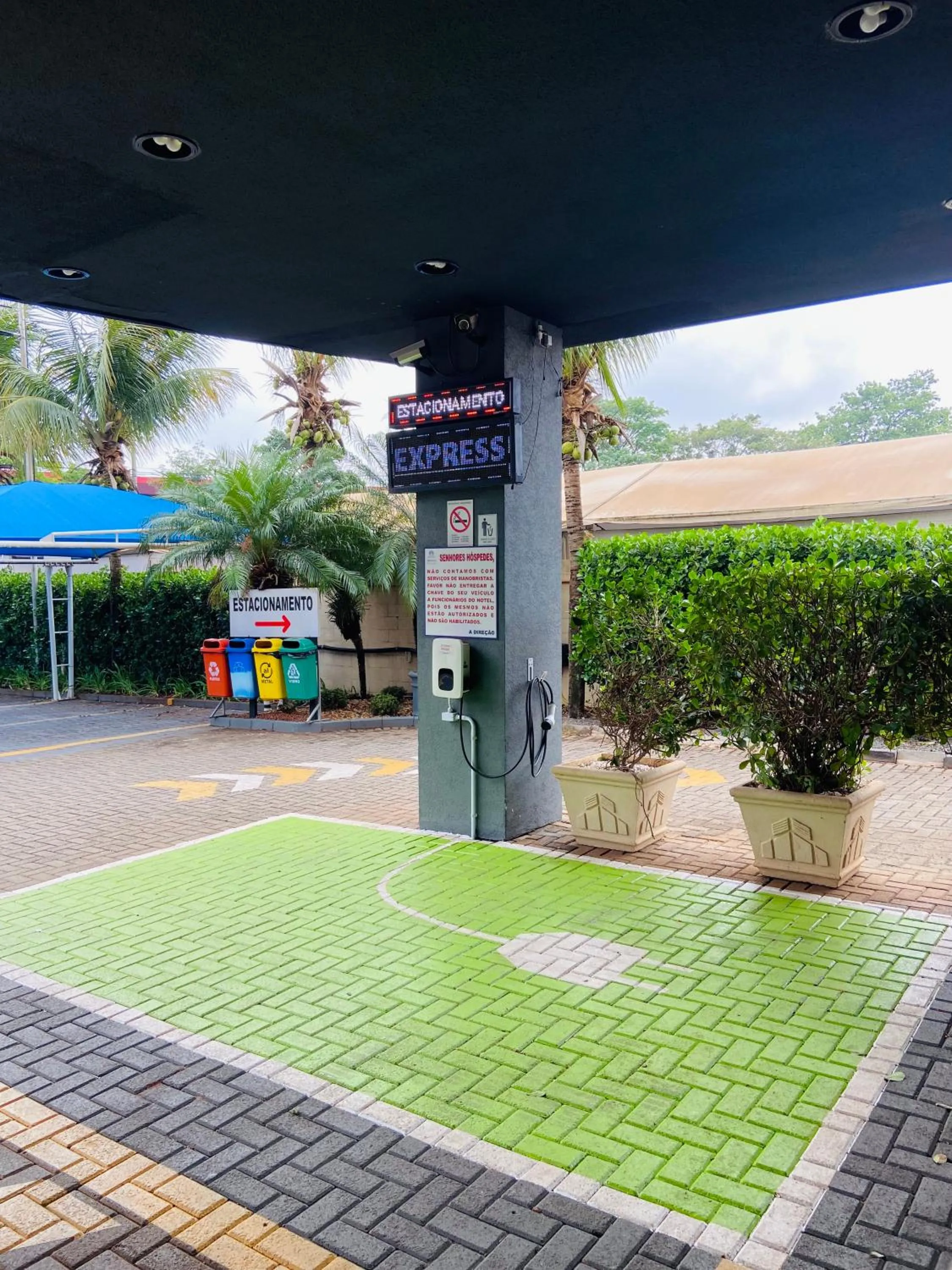 Parking in Hotel Thomasi Express