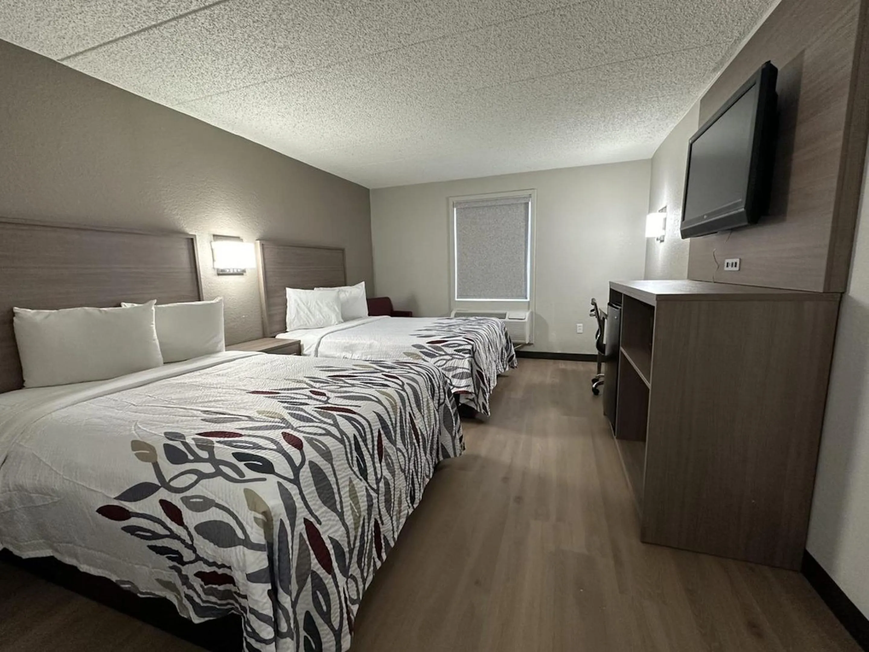 Photo of the whole room, Bed in Red Roof Inn Richmond, VA - W Broad St