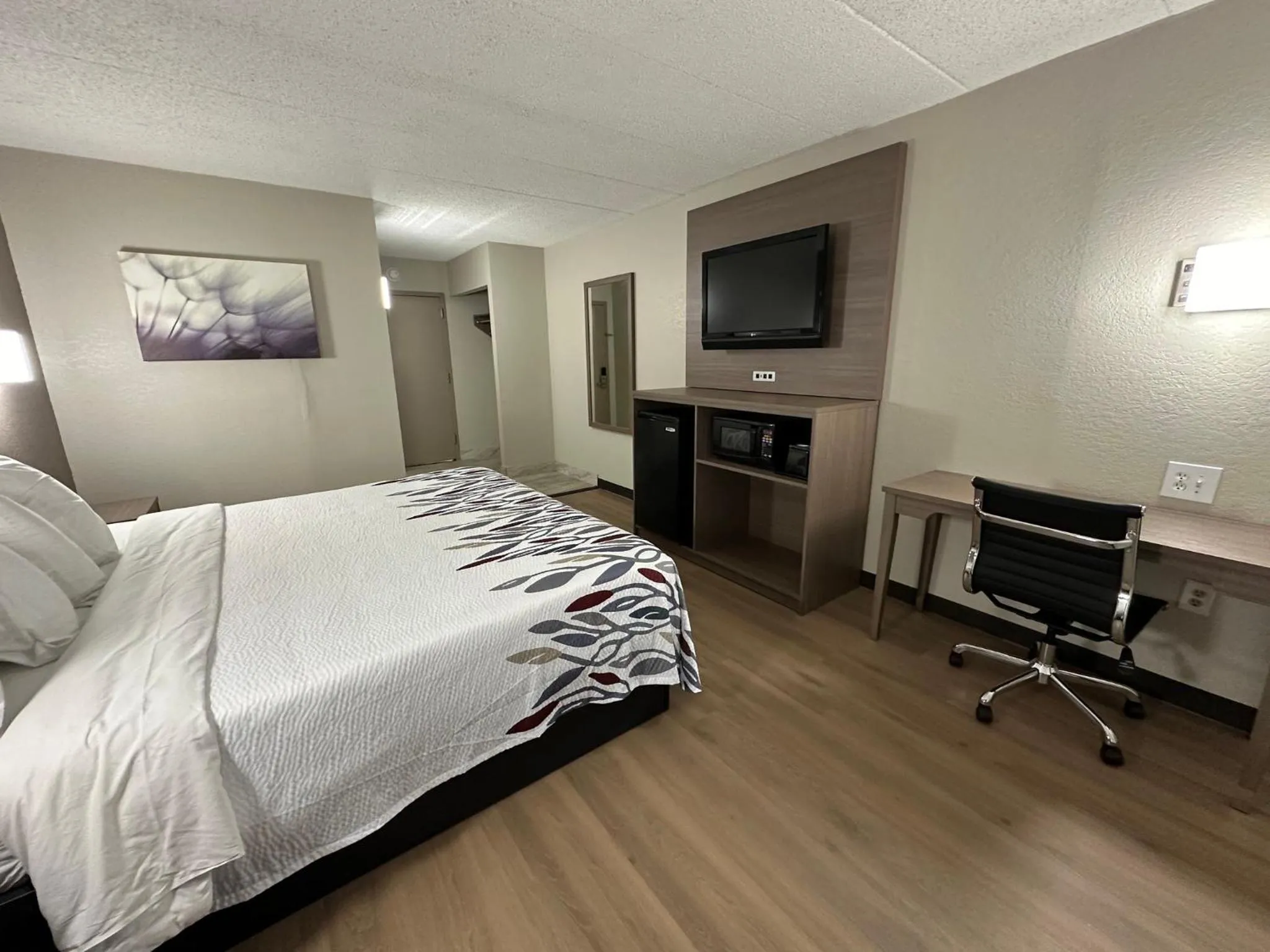 Photo of the whole room, Bed in Red Roof Inn Richmond, VA - W Broad St