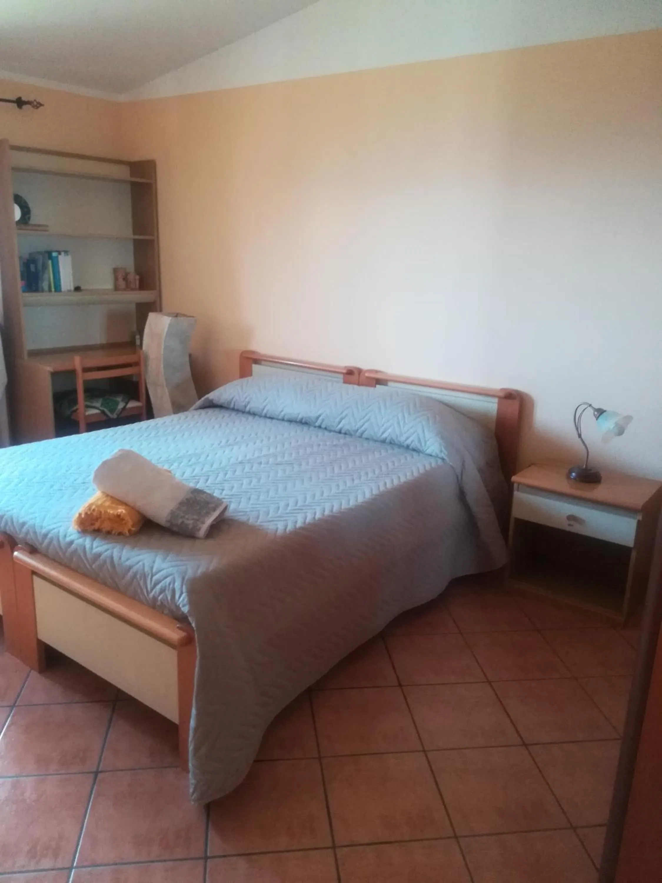 Bedroom, Bed in mansarda fiorita