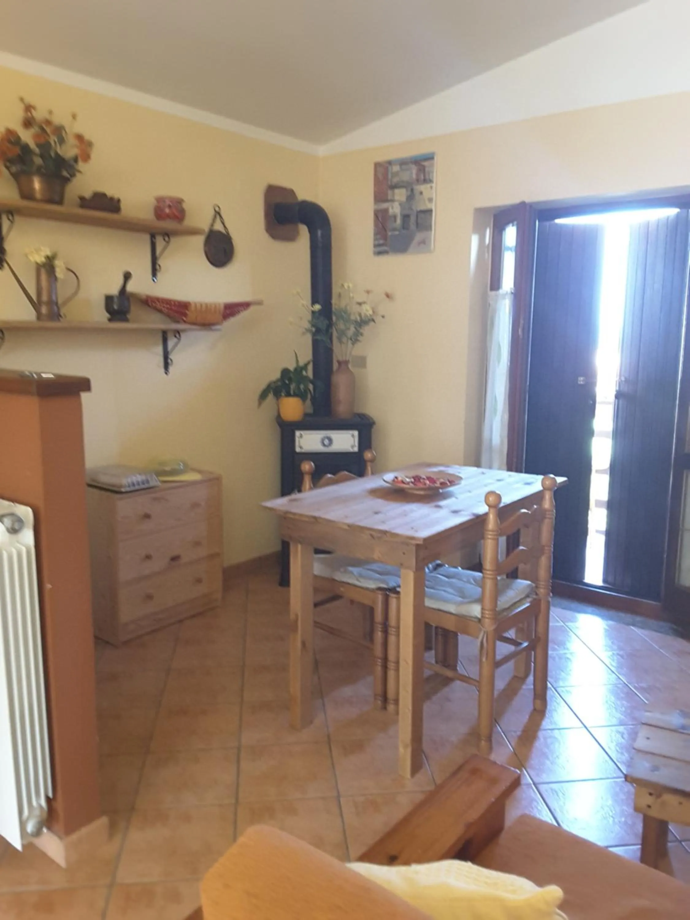 Seating area in mansarda fiorita