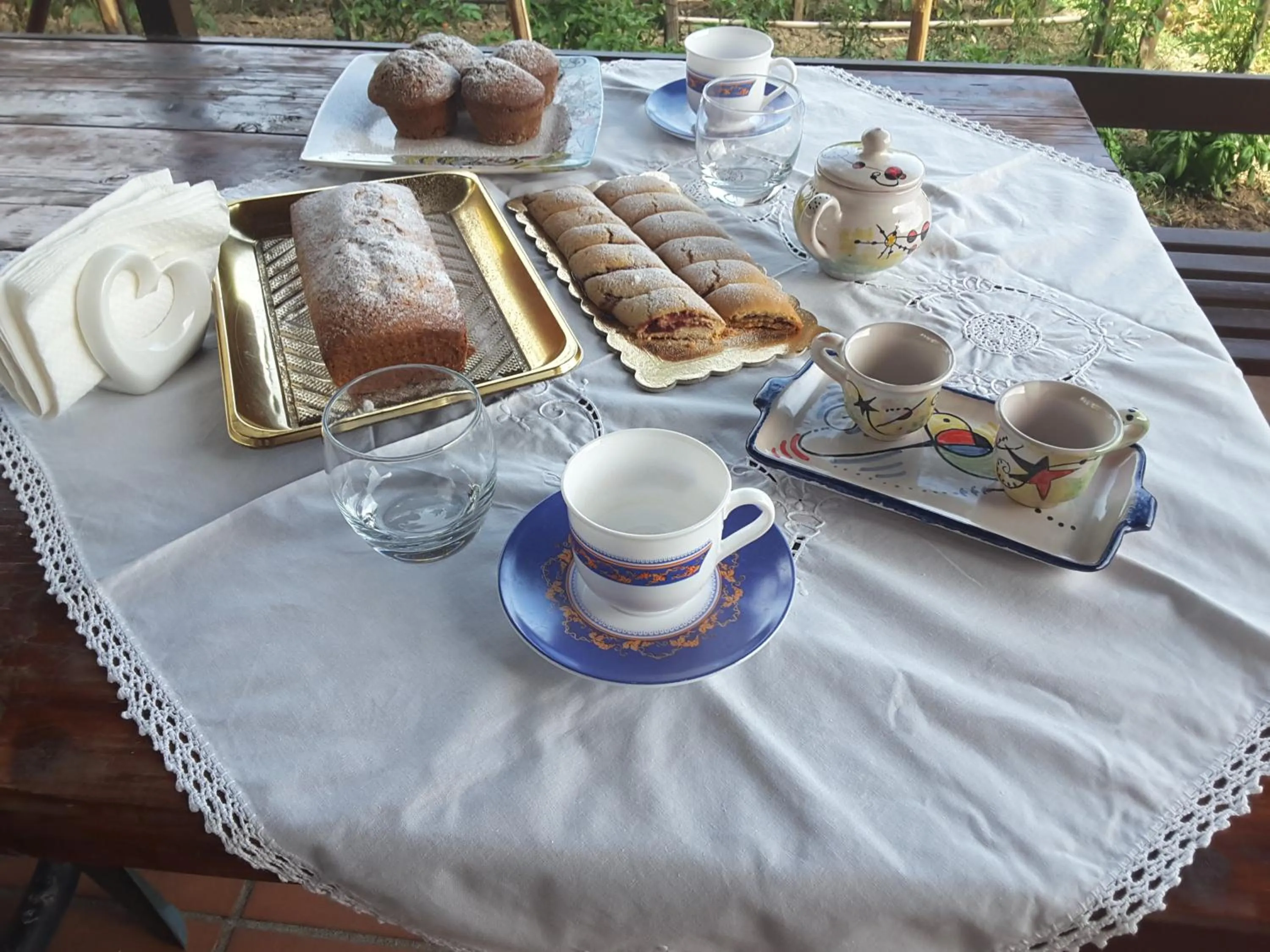 Buffet breakfast in mansarda fiorita