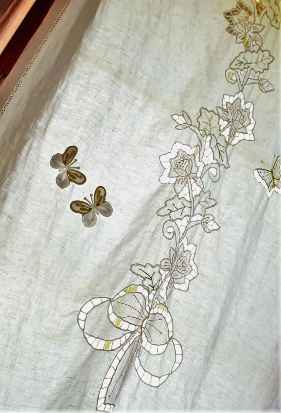 Decorative detail in mansarda fiorita